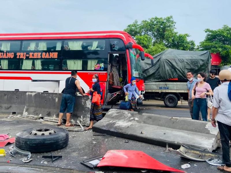 Xã hội - Bản tin 12/5: Tài xế xe khách lái ẩu, phụ xe và 3 hành khách bị thương (Hình 2).