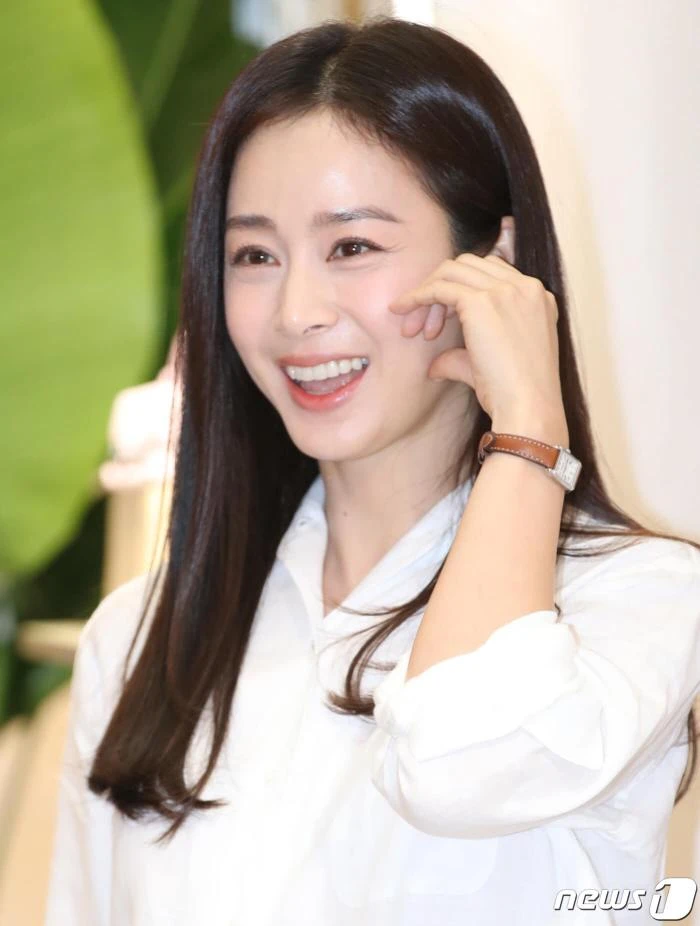 Giải trí - Diễn viên Kim Tae Hee tự tin khoe cận nhan sắc ở tuổi U50 (Hình 2).