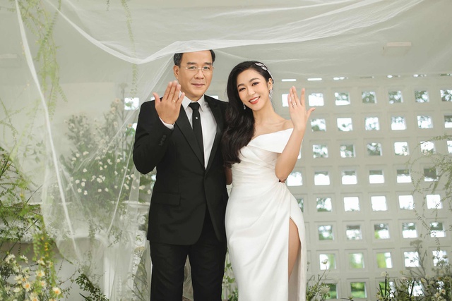 Giải trí - Ca sĩ Hà Thanh Xuân chia tay 'vua cá Koi', hé lộ bí mật 'hot' sau đám cưới (Hình 2).