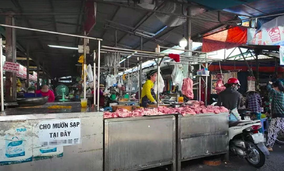 Tiêu dùng & Dư luận - Tết cận kề, người dân 'thắt chặt hầu bao', siêu thị lớn cũng than ế