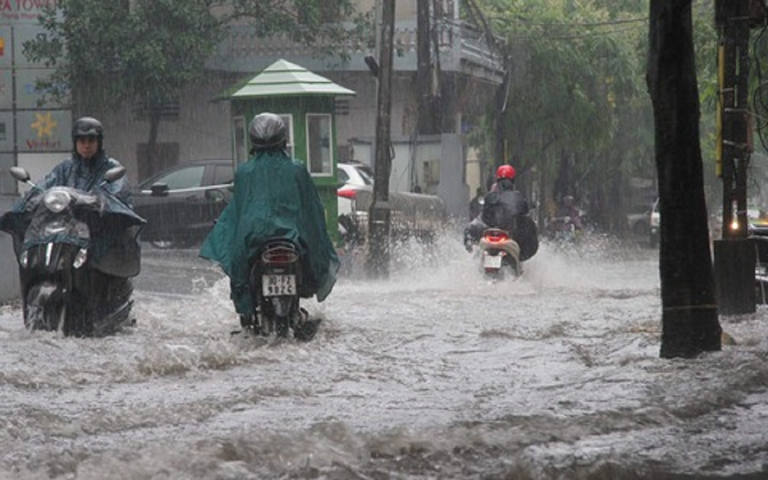 Xã hội - Miền Bắc lại chuỗi ngày 'thời tiết kiểu khó chịu' mưa dông kéo dài