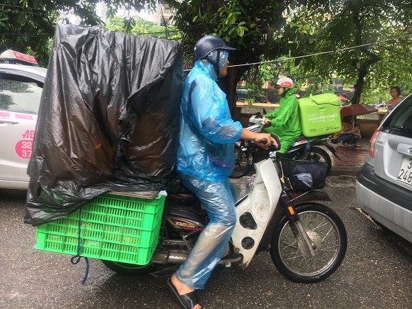 Dân sinh - Đội mưa, gom từng đồng bạc lẻ ngày mưa gió trên đường phố Hà Nội (Hình 3).