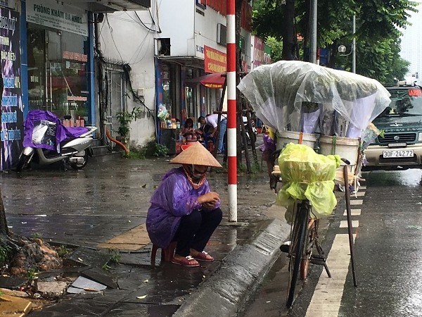 Dân sinh - Đội mưa, gom từng đồng bạc lẻ ngày mưa gió trên đường phố Hà Nội (Hình 7).