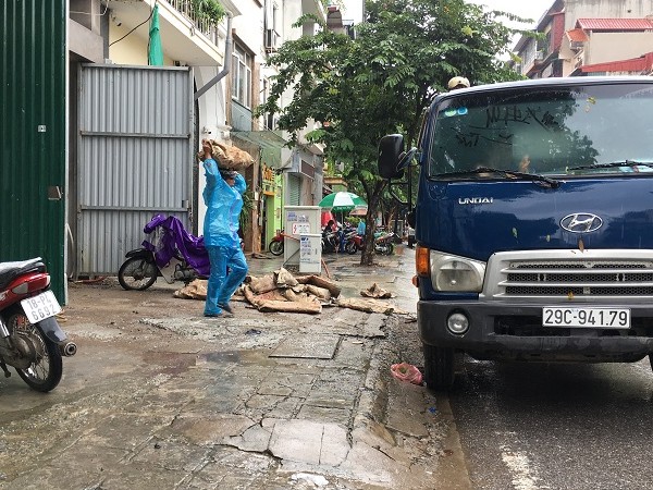 Dân sinh - Đội mưa, gom từng đồng bạc lẻ ngày mưa gió trên đường phố Hà Nội (Hình 4).