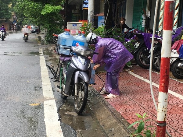 Dân sinh - Đội mưa, gom từng đồng bạc lẻ ngày mưa gió trên đường phố Hà Nội (Hình 5).