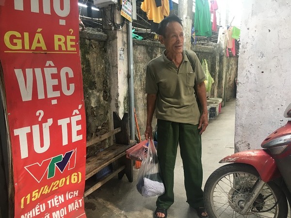 Tin nhanh - Vụ cháy ở Đê La Thành: Ông Hiệp 'khùng' lên Phú Thọ thăm hỏi người nhà nạn  nhân