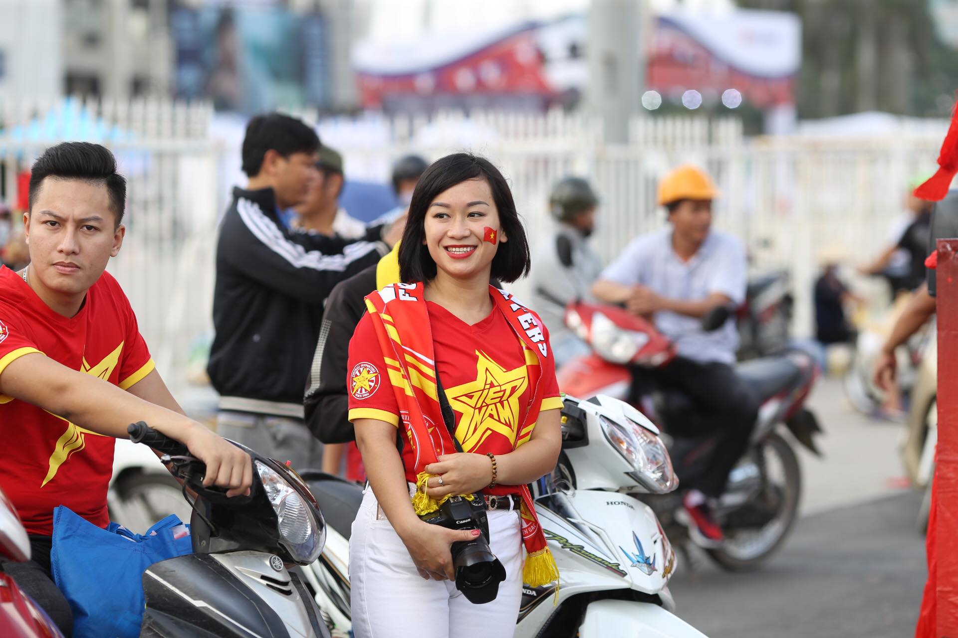 Tin nhanh - Trước giờ G trận bán kết Việt Nam - Philippines: Cổ động viên đổ về Mỹ Đình tiếp lửa (Hình 5).