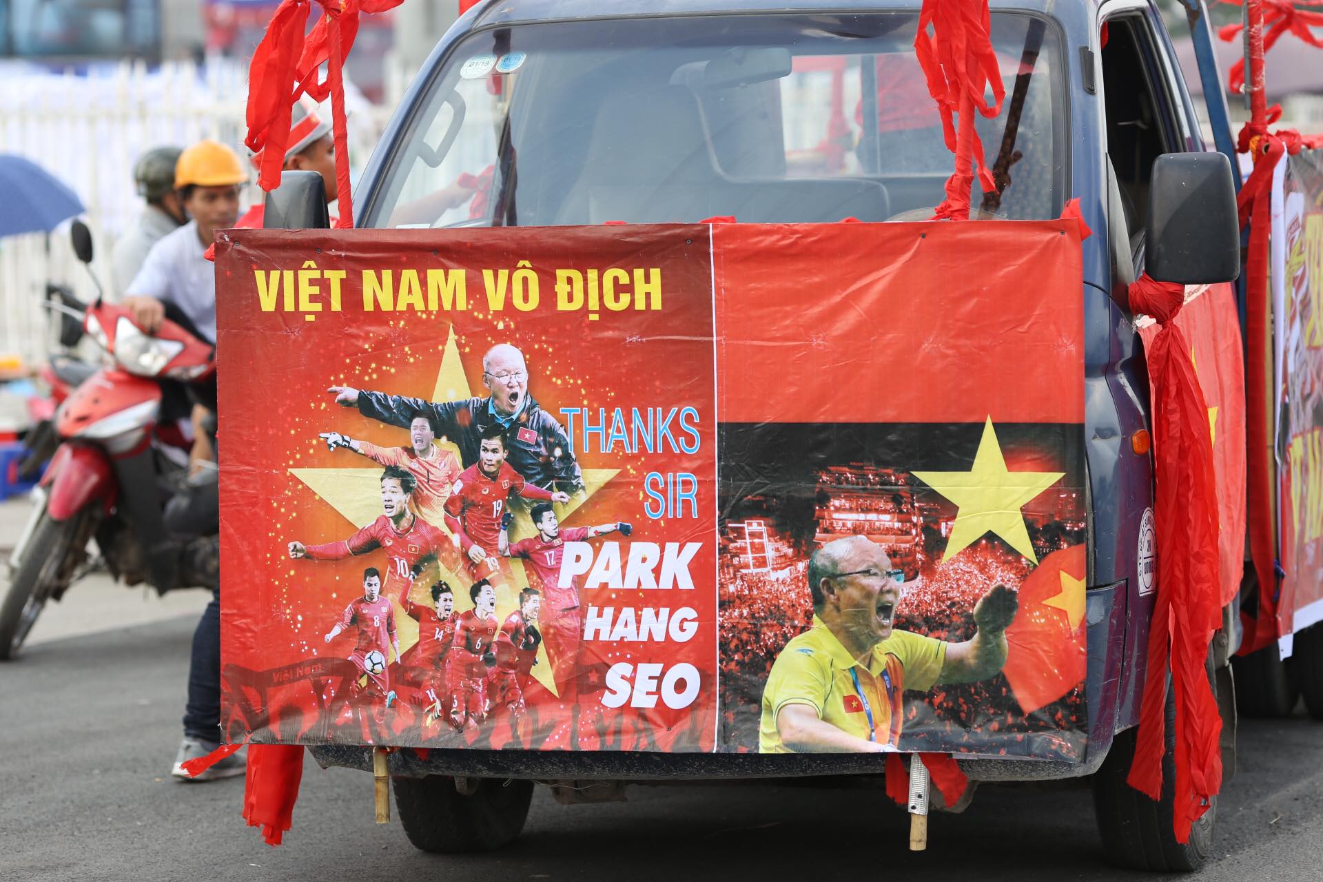 Tin nhanh - Trước giờ G trận bán kết Việt Nam - Philippines: Cổ động viên đổ về Mỹ Đình tiếp lửa