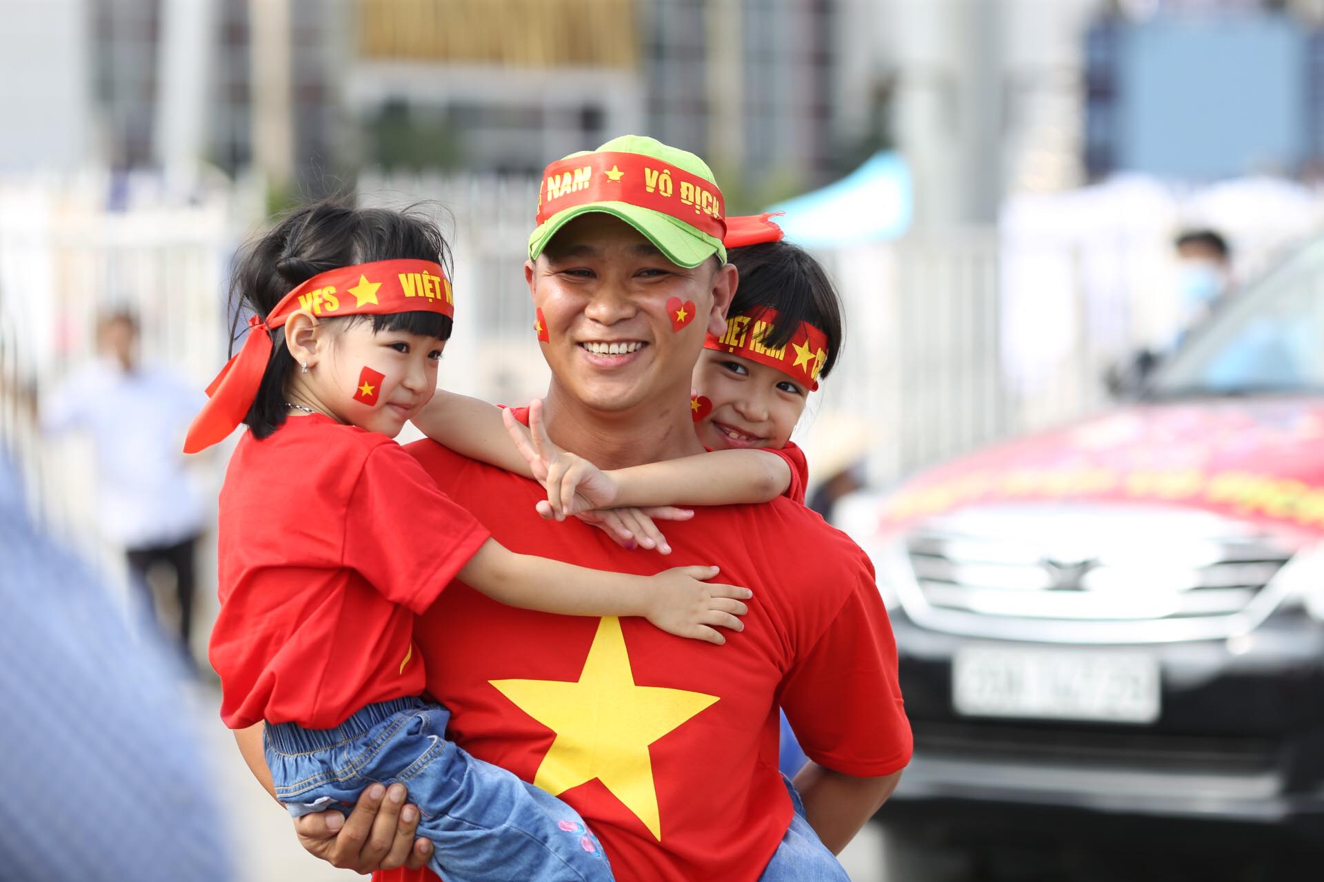 Tin nhanh - Trước giờ G trận bán kết Việt Nam - Philippines: Cổ động viên đổ về Mỹ Đình tiếp lửa (Hình 9).