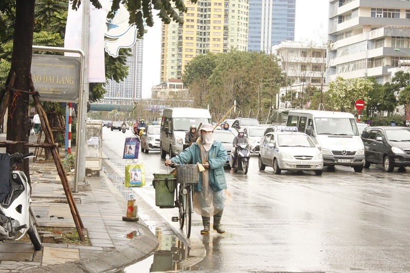 Tin nhanh - Chùm ảnh: Người Hà Nội co ro, đốt lửa sưởi ấm trong ngày không khí lạnh tăng cường (Hình 7).