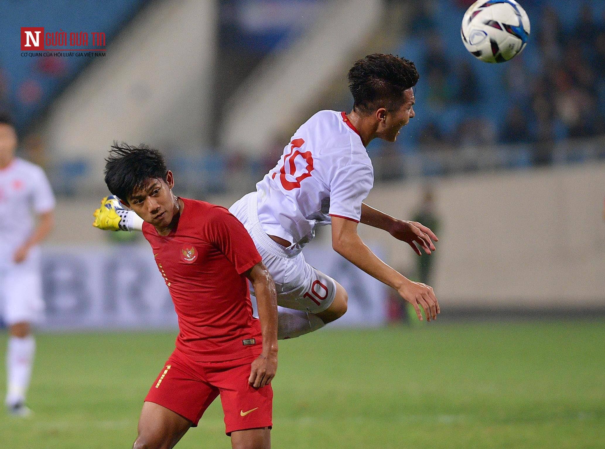 Thể thao - Chùm ảnh những pha vào bóng nguy hiểm của U23 Indonesia trong trận gặp U23 Việt Nam (Hình 2).