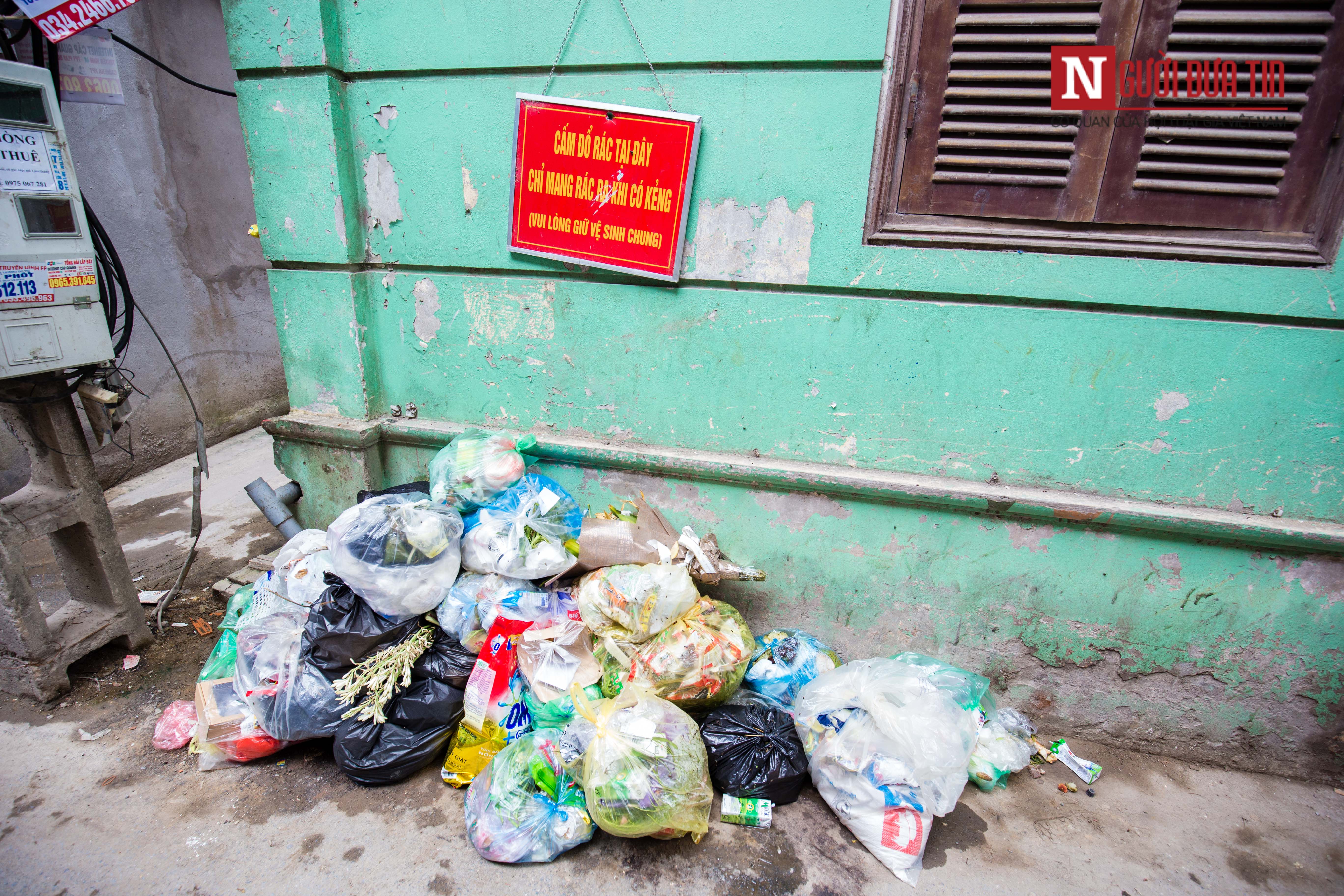 Tin nhanh - Hà Nội: Vắng bóng nhân viên vệ sinh môi trường, người dân bị 'bức tử' bởi mùi hôi thối (Hình 6).