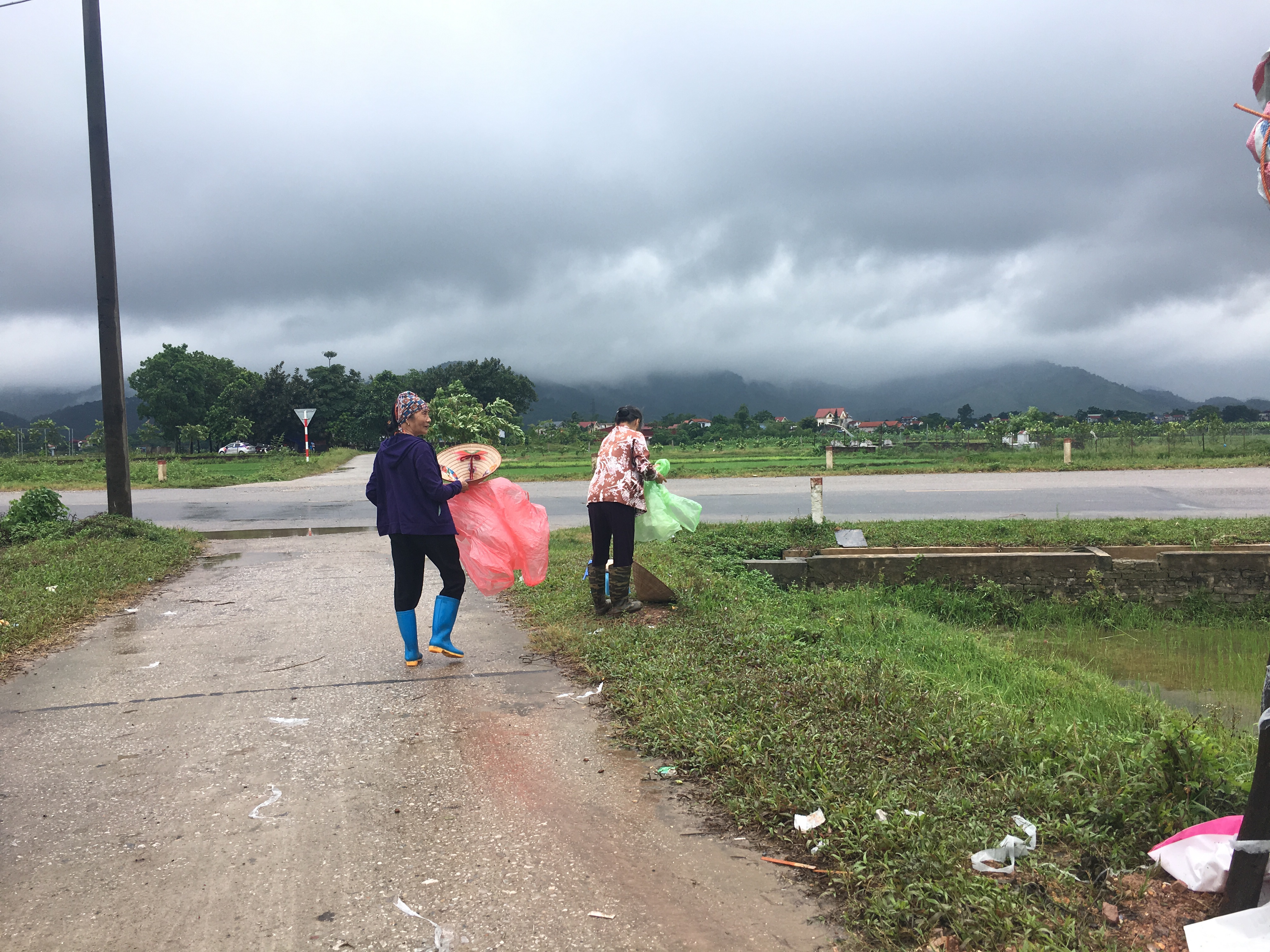 Môi trường - Hà Nội: Dân kiên quyết chặn xe rác vào bãi Nam Sơn, bất chấp mưa  bão (Hình 6).