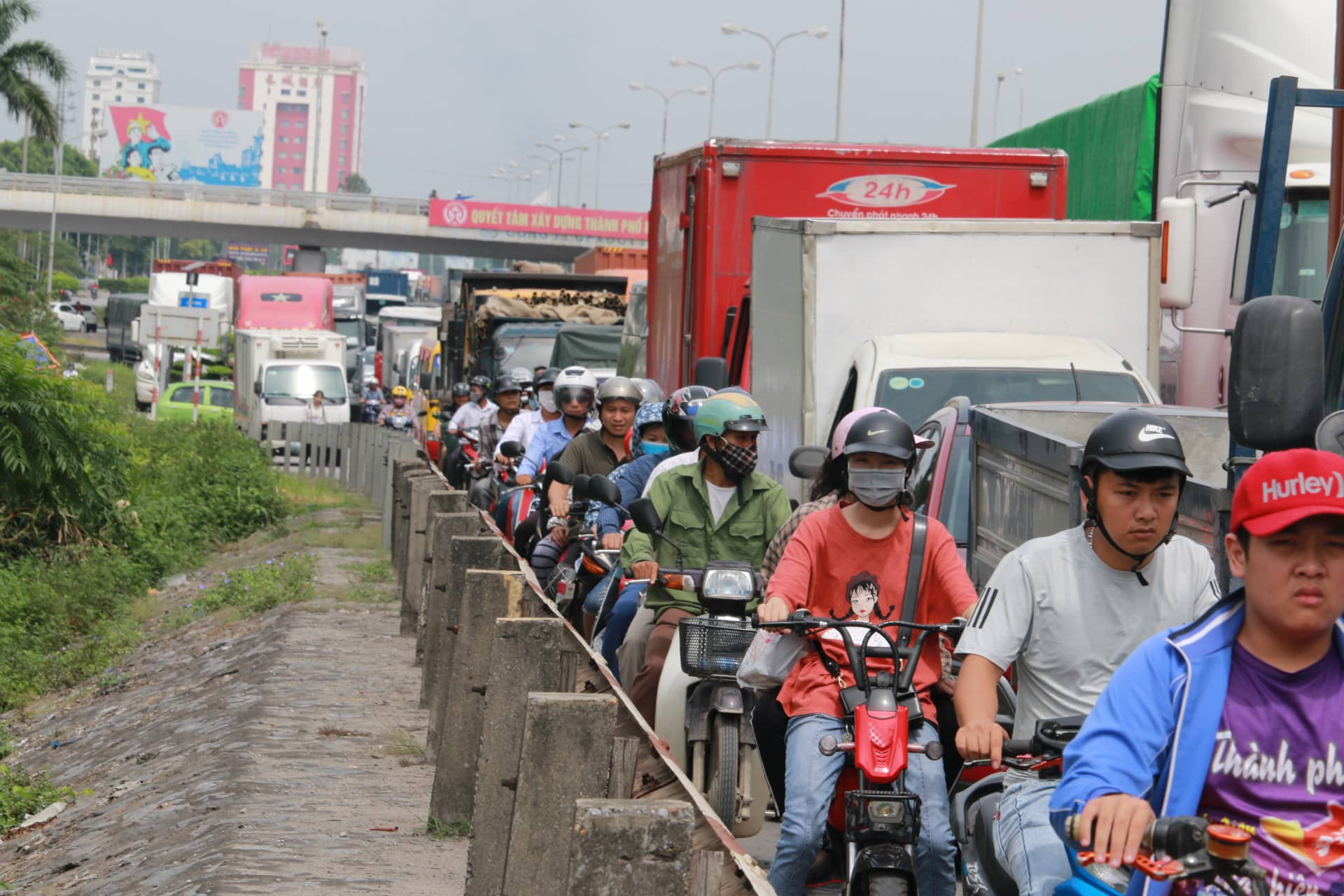 Tin nhanh - Quốc lộ 5 ùn tắc nghiêm trọng sau vụ tai nạn thảm khốc ở Hải Dương (Hình 5).