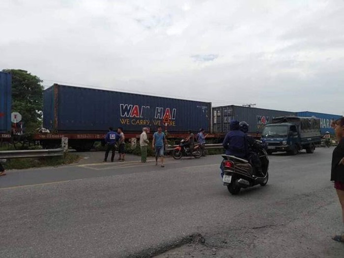 Tin nhanh - Hà Nội: Bất chấp cảnh báo, người đàn ông bị tàu hỏa đâm tử vong