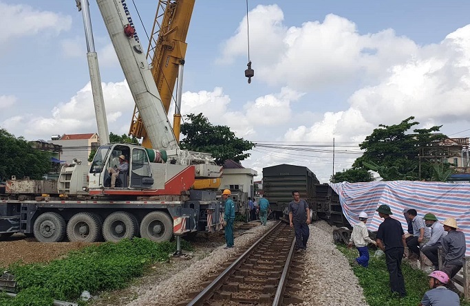 An ninh - H&igrave;nh sự - Nam Định: Va chạm với t&agrave;u hỏa, 2 c&ocirc;ng nh&acirc;n đường sắt thương vong