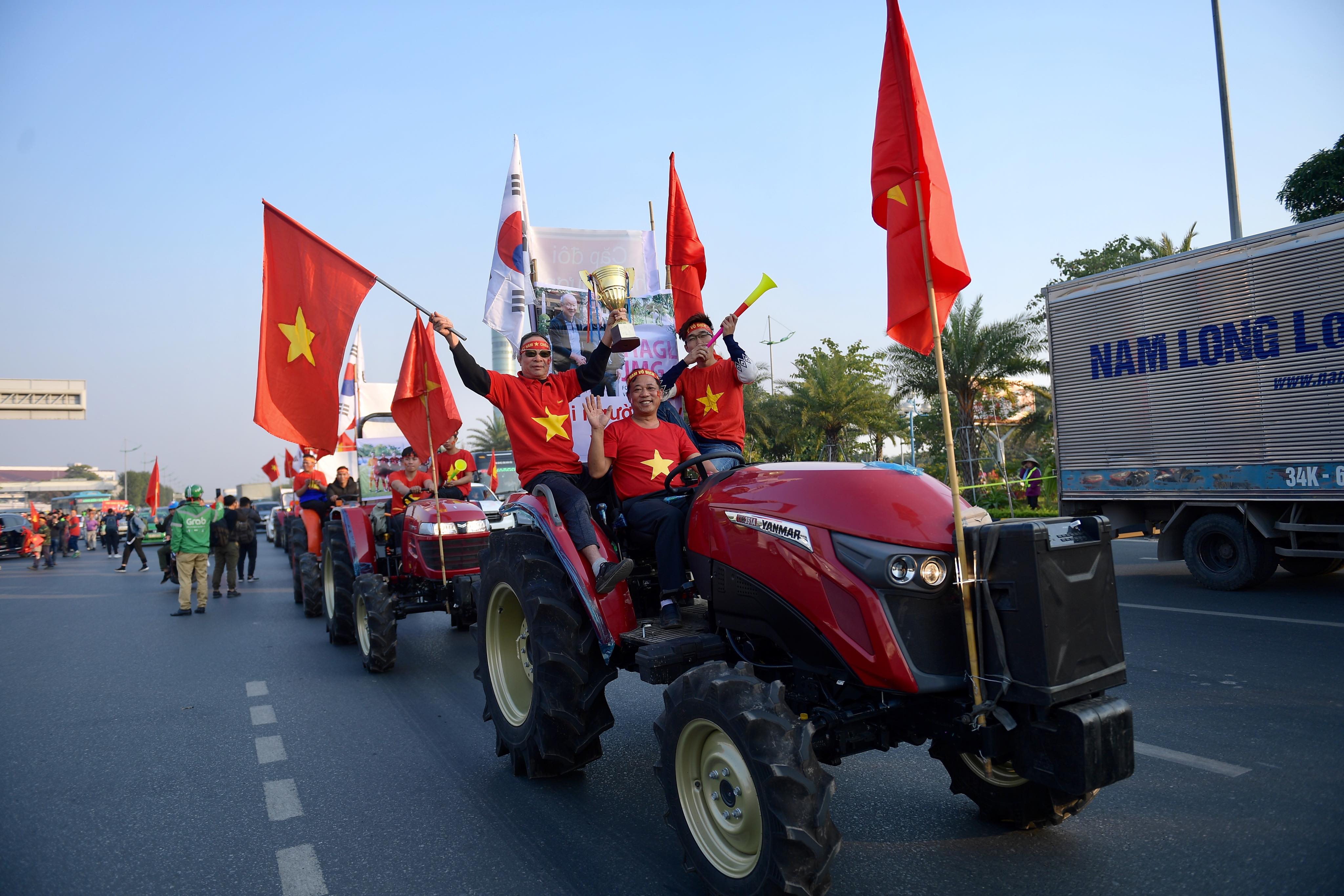 Thể thao - Rợp cờ hoa đón đội tuyển: NHM mang cả công nông ra sân bay Nội bài chờ  các chàng trai, cô gái Vàng (Hình 2).