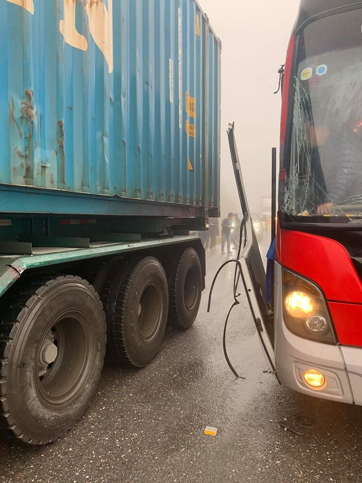 Cộng đồng mạng - Xe container 'xả thân' cứu xe khách mất phanh khi đổ đèo hay chỉ là tai nạn?