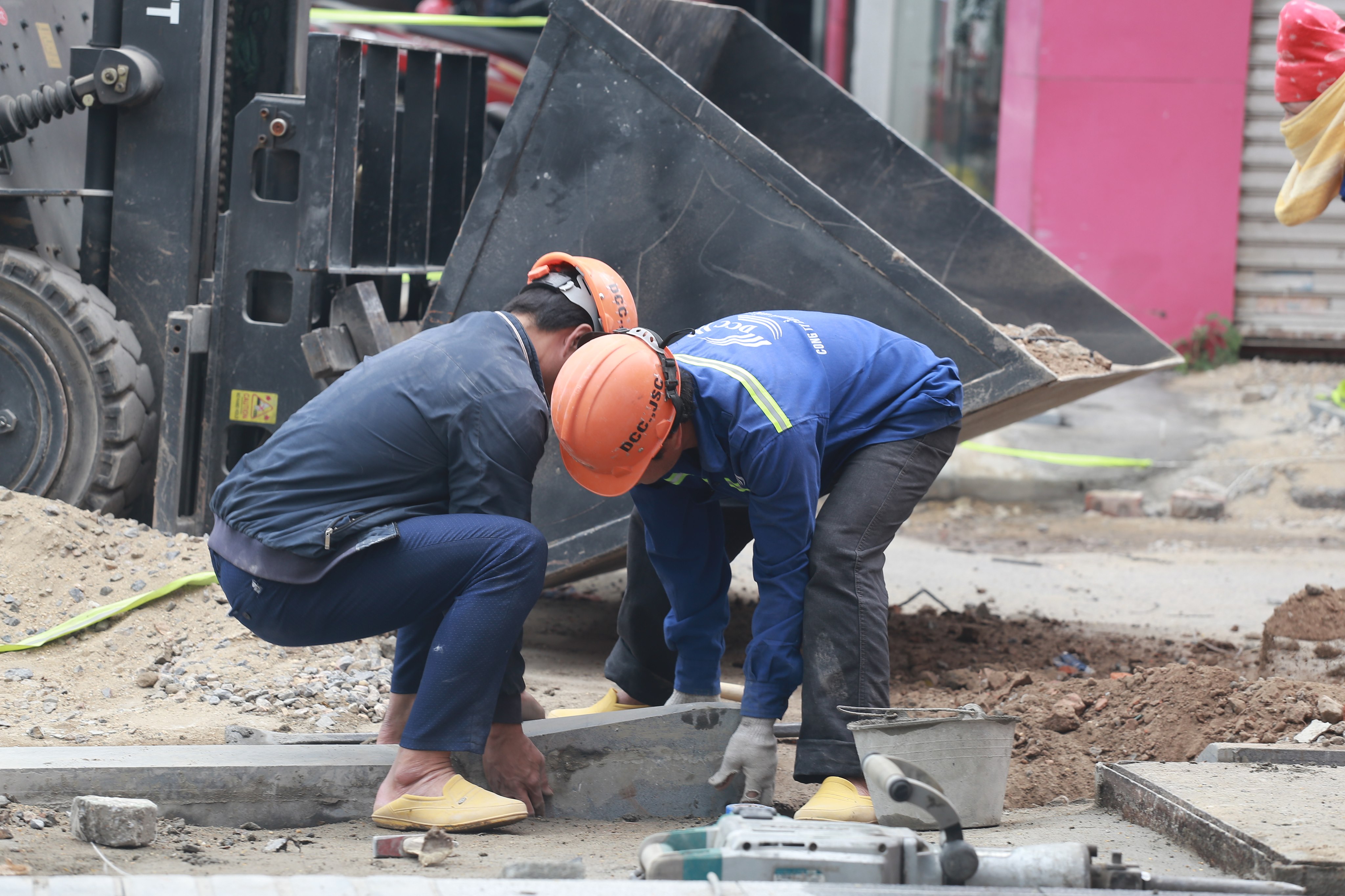 Tin nhanh - Tất bật đào đường, làm vỉa hè ngày cuối năm: Phải chăng để giải ngân vốn? (Hình 3).