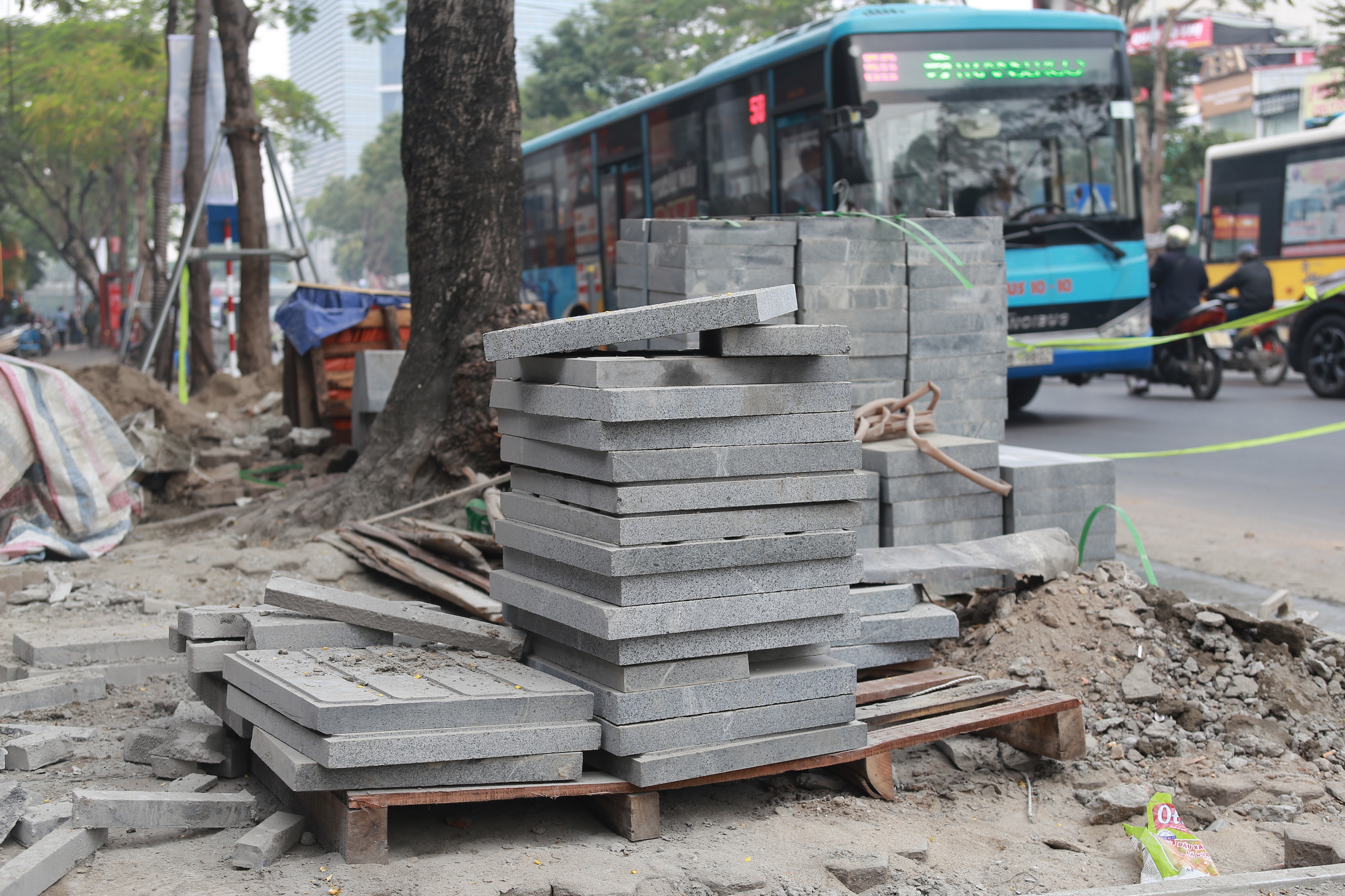 Tin nhanh - Tất bật đào đường, làm vỉa hè ngày cuối năm: Phải chăng để giải ngân vốn? (Hình 4).