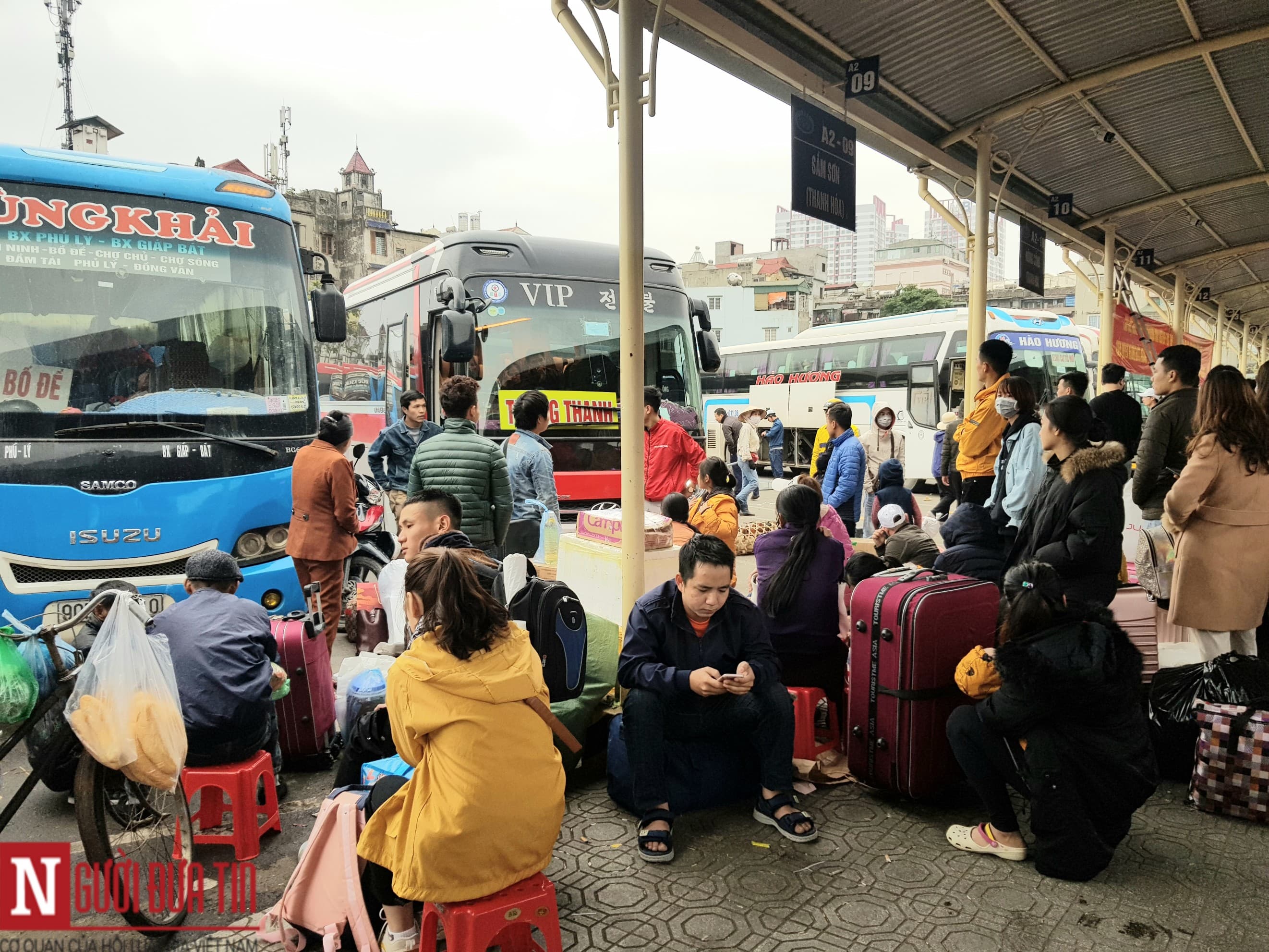 Tin nhanh - Nhiều nhà xe đồng loạt tăng giá ngày Tết: Người dân “méo mặt” rút hầu bao (Hình 3).