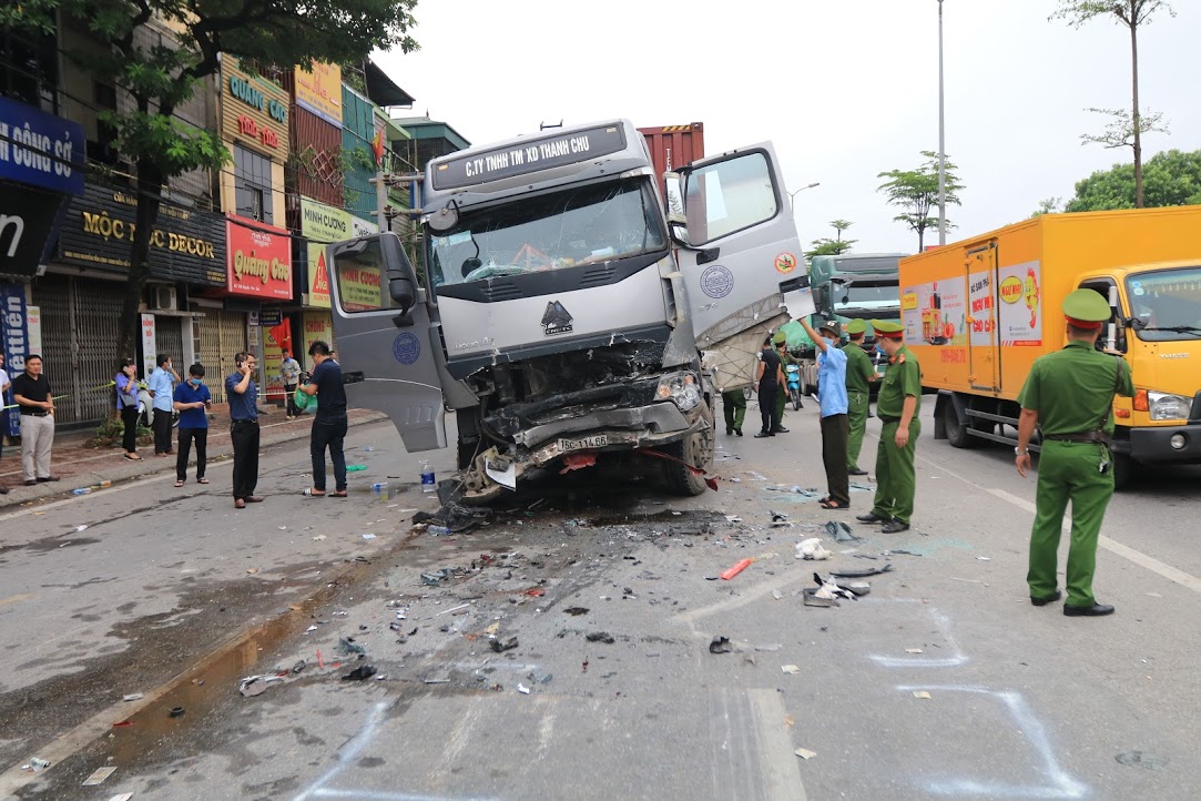 Tin nhanh - Tai nạn kinh hoàng tại QL5: Container đè nát ô tô con có còn hạn đăng kiểm?