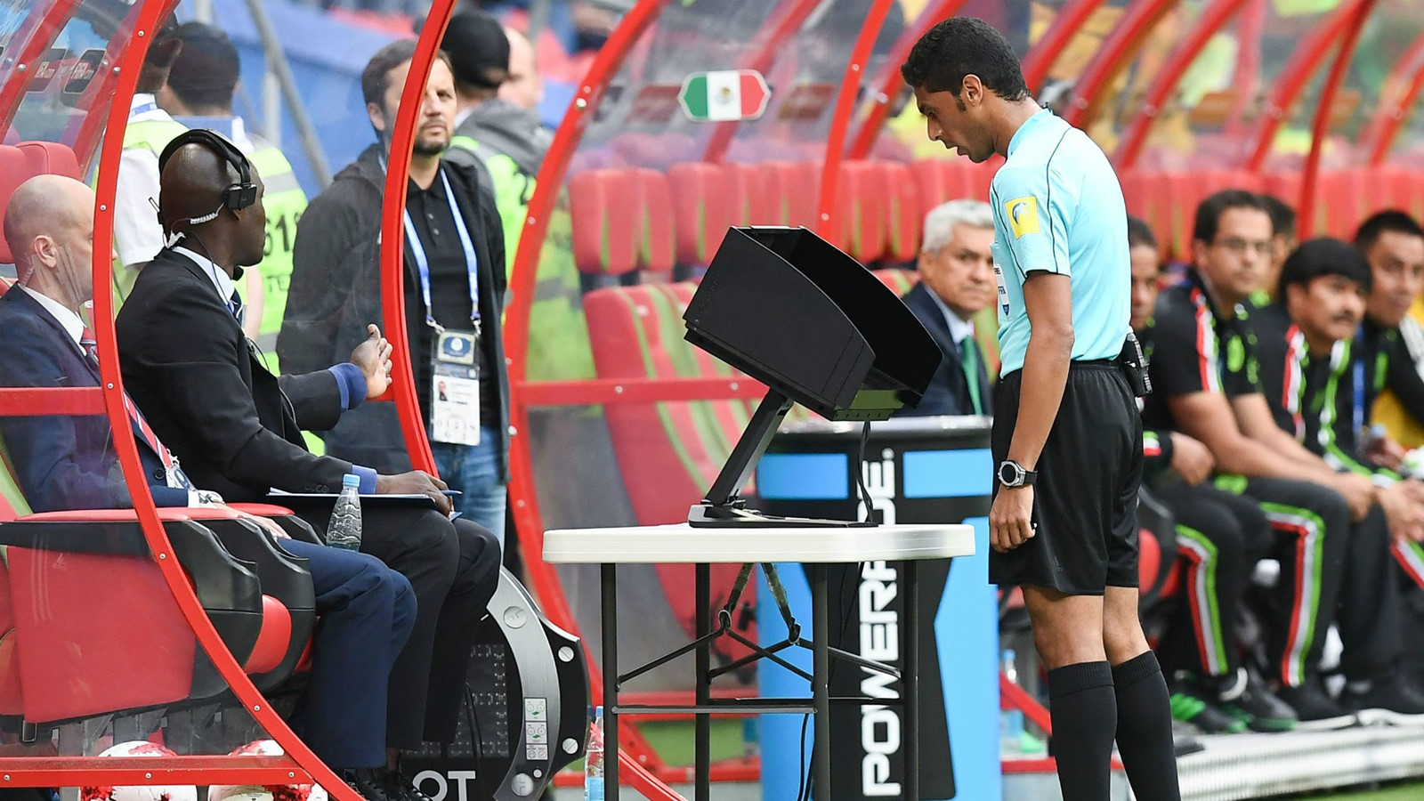 VAR: Khi công nghệ 'đào huyệt' chôn thứ cảm xúc mang tên World Cup (Hình 2).