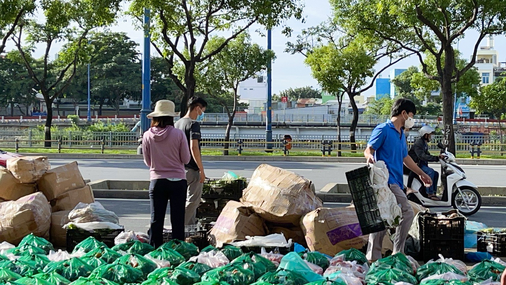 Dân sinh - Chàng trai thiện nguyện và hành động “chôm“ đồ tặng chị lao công (Hình 16).