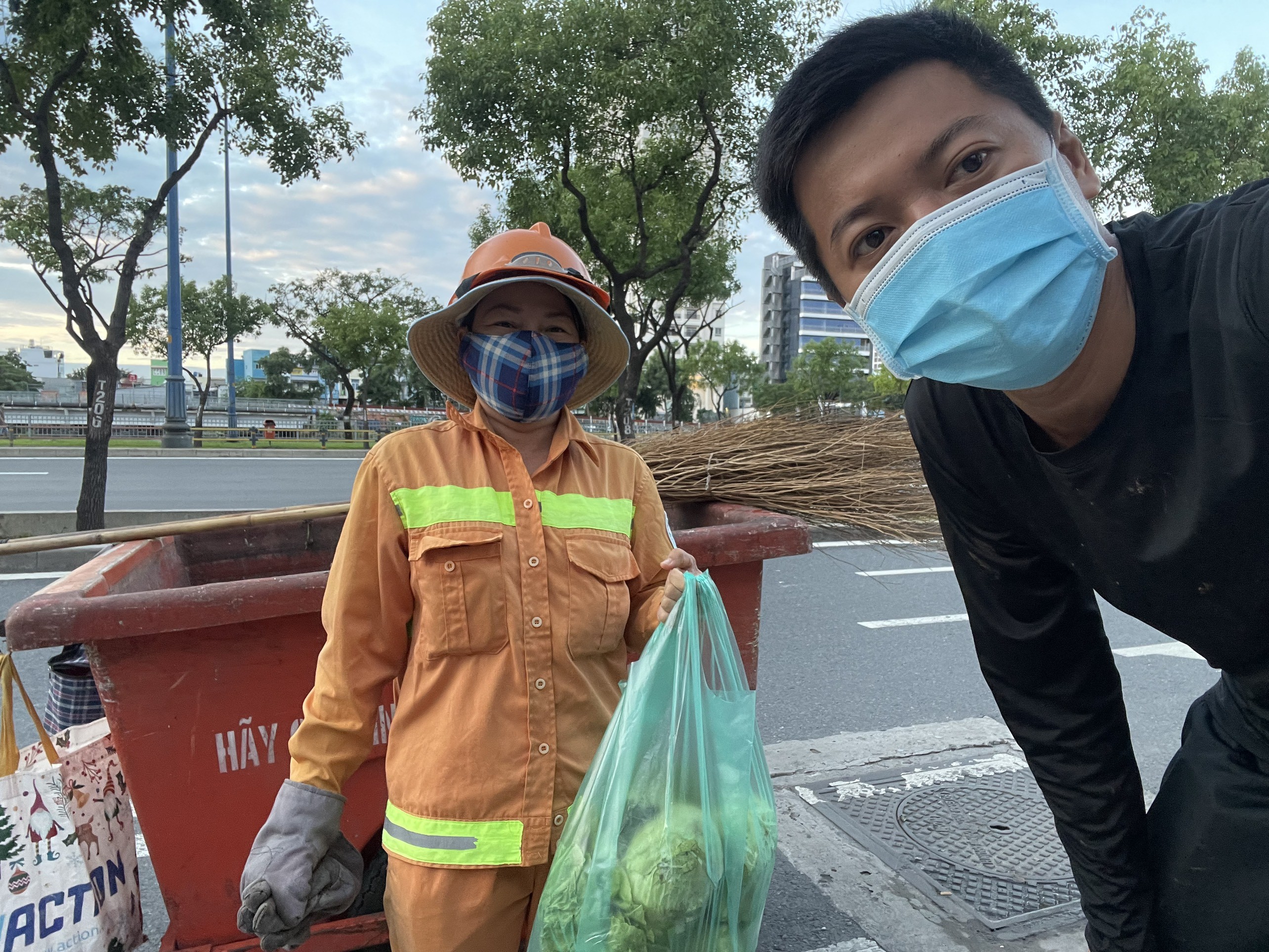 Dân sinh - Chàng trai thiện nguyện và hành động “chôm“ đồ tặng chị lao công