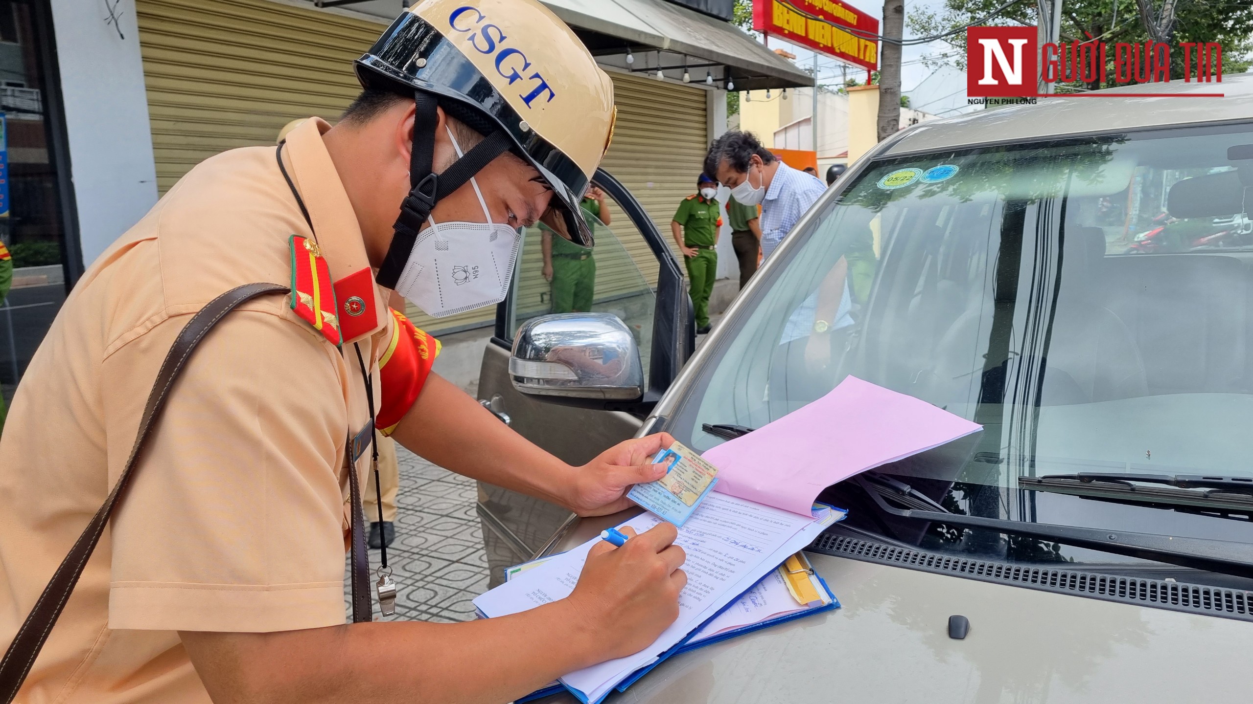 An ninh - Hình sự - Đồng Nai: Lập biên bản xử lý tài xế cố thủ trong xe khi bị kiểm tra (Hình 4).