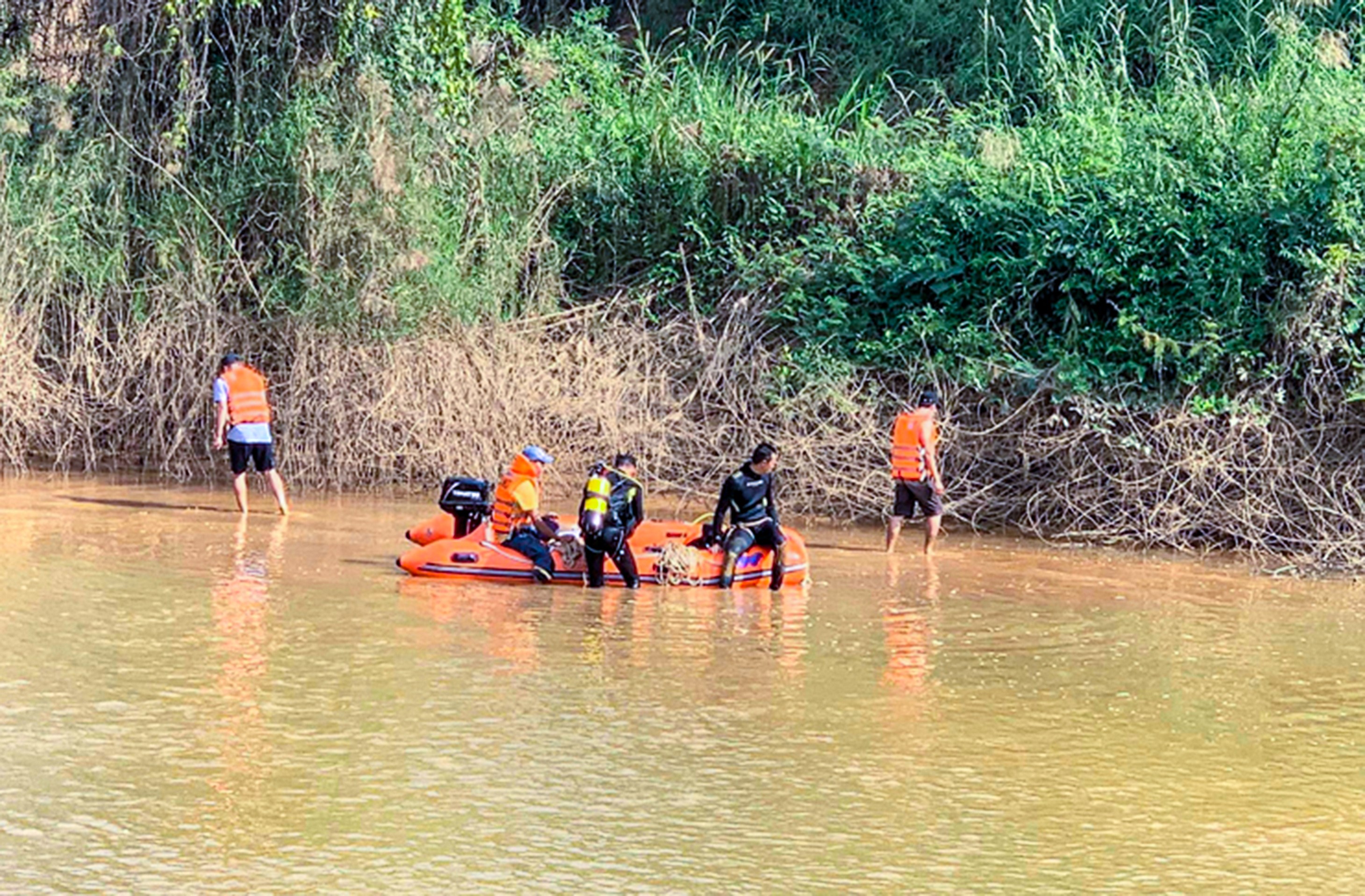 Dân sinh - Lâm Đồng: Huy động lực lượng tìm kiếm cháu bé rơi xuống sông mất tích