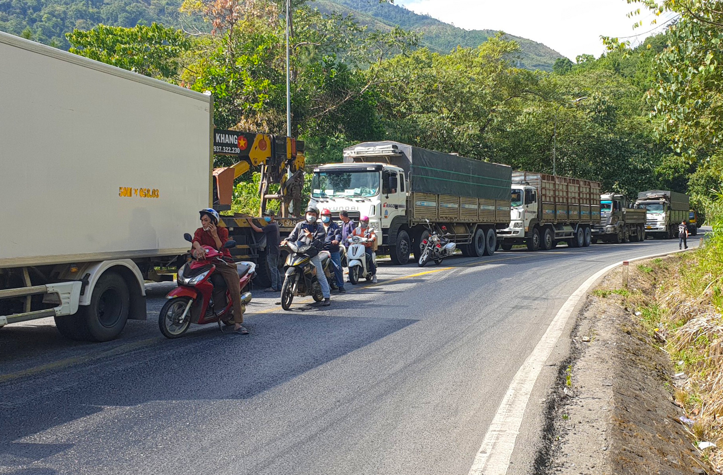 Dân sinh - Lâm Đồng: Tai nạn liên hoàn trên đèo Bảo Lộc gây ách tắc kéo dài  (Hình 4).