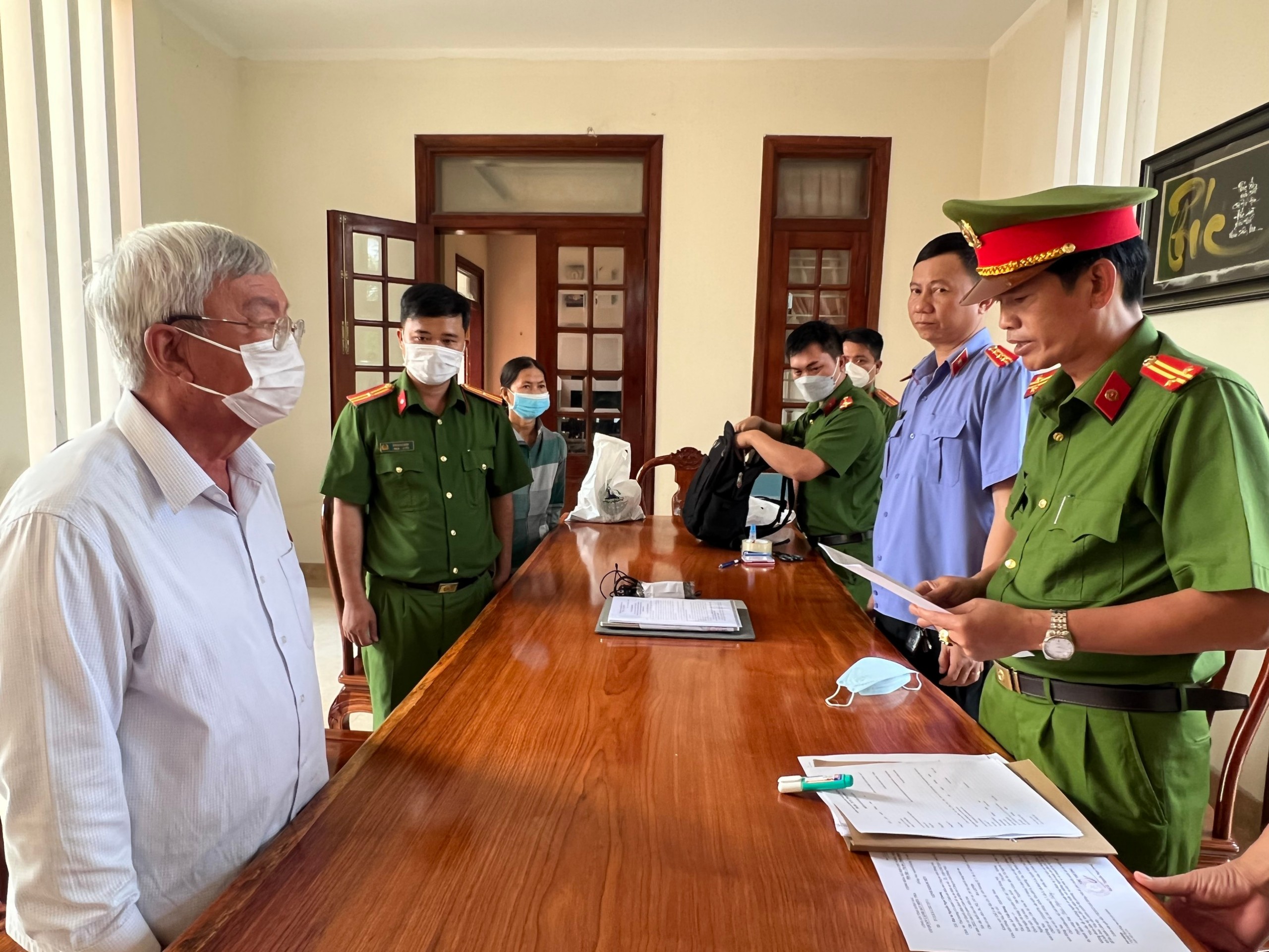 An ninh - Hình sự - Đồng Nai: Chủ tịch UBND phường cùng 3 cán bộ bị bắt do sai phạm liên quan đến đất đai (Hình 2).