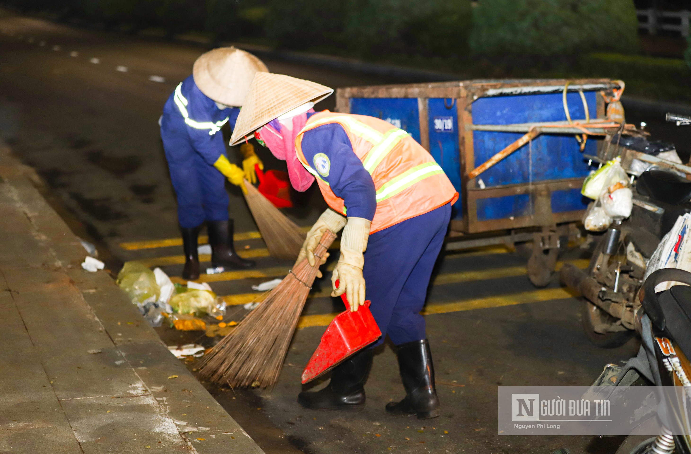 Môi trường - Những lao công miệt mài xuyên đêm giao thừa làm đẹp thành phố (Hình 5).