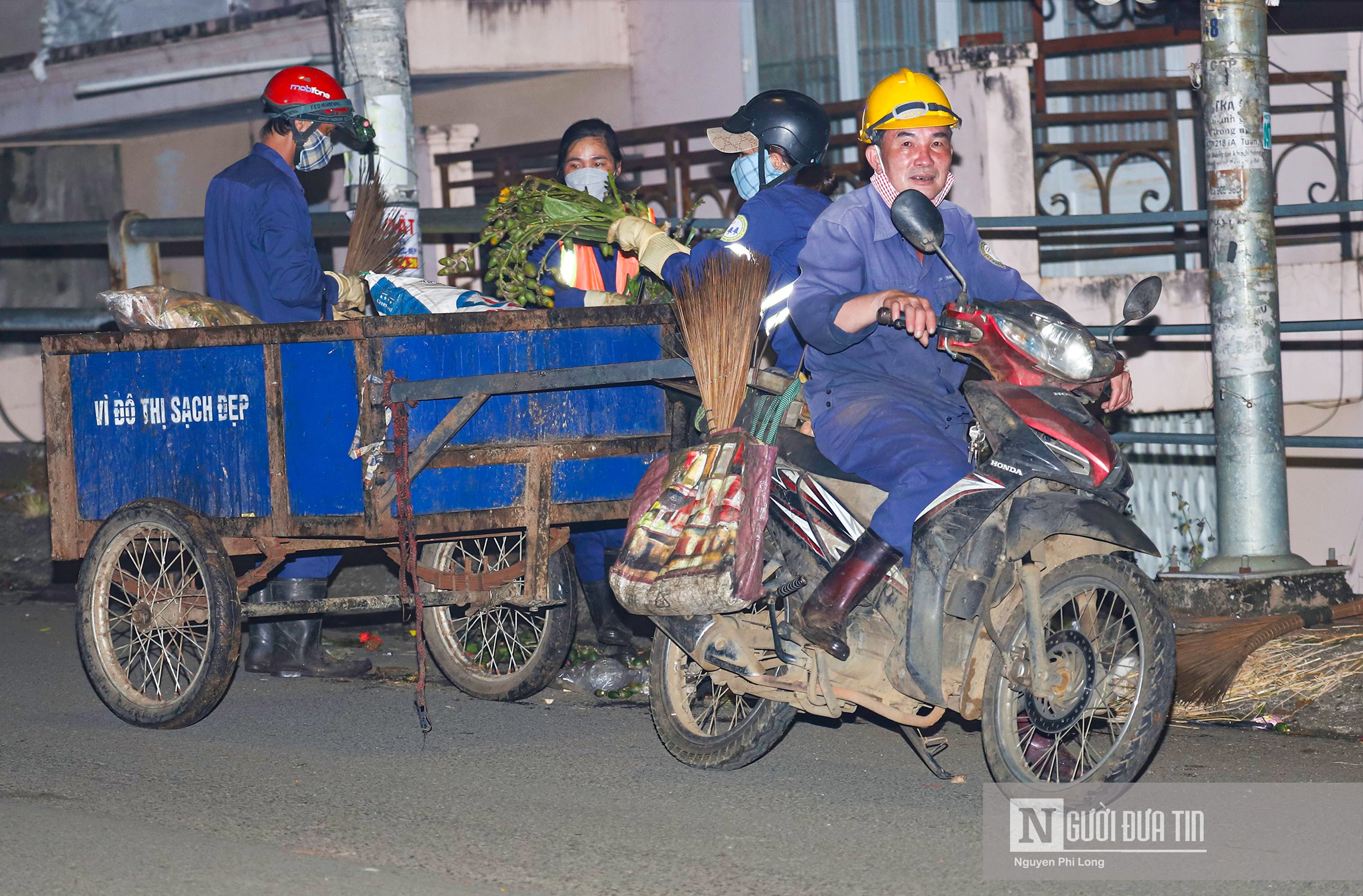 Môi trường - Những lao công miệt mài xuyên đêm giao thừa làm đẹp thành phố (Hình 6).