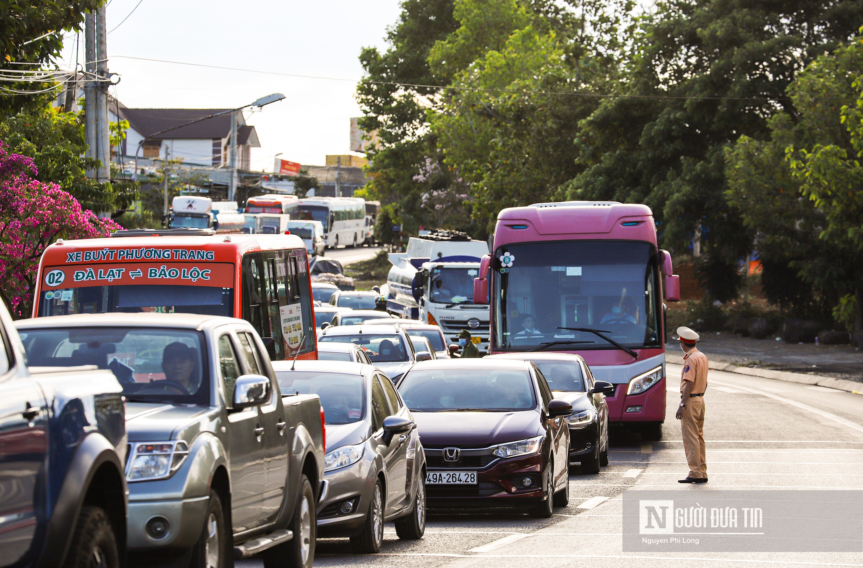 Dân sinh - Xe khách va chạm xe máy khiến nam thanh niên tử vong, Quốc lộ 20 ùn tắc nhiều km (Hình 3).