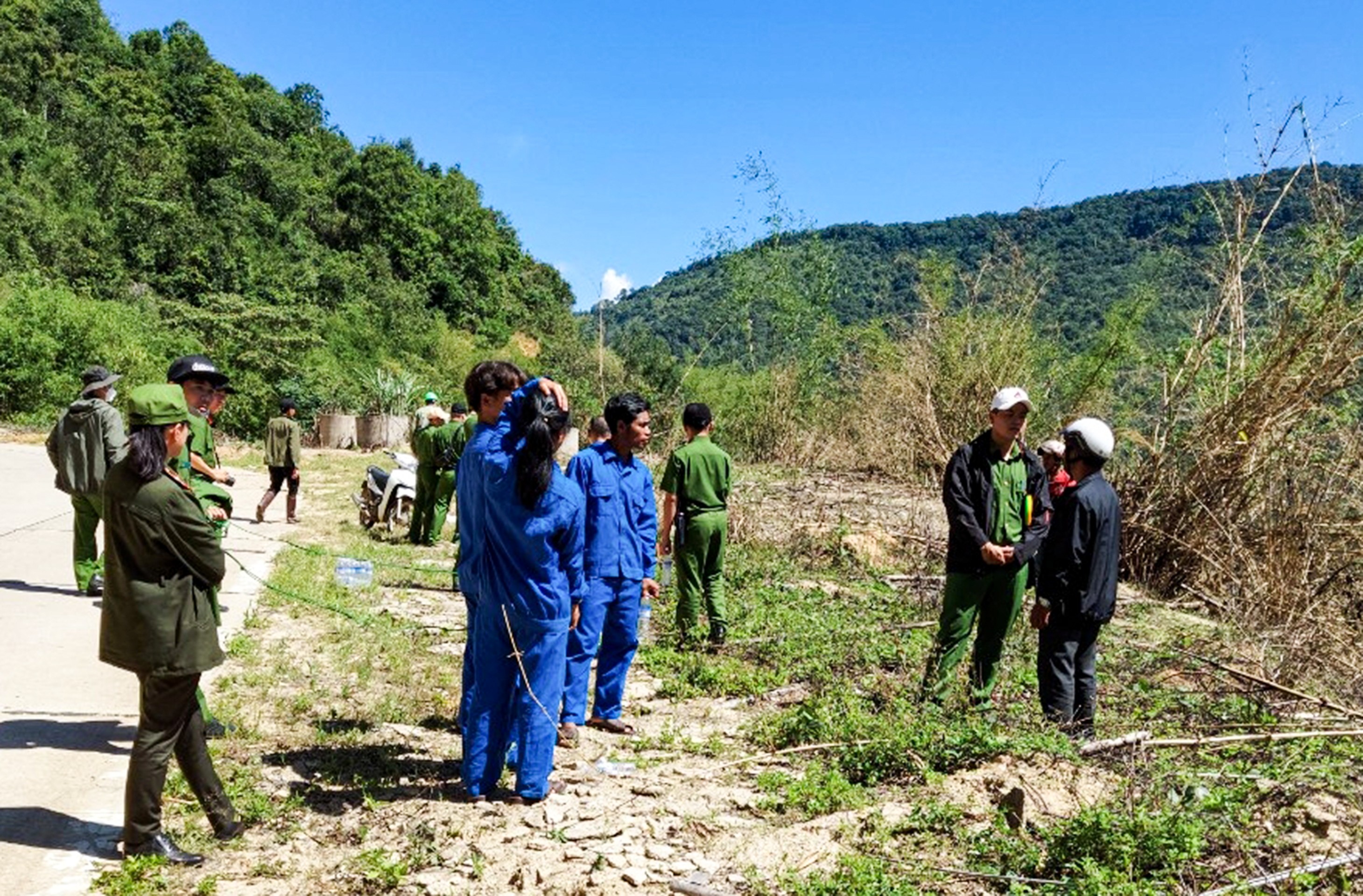 An ninh - Hình sự - Lâm Đồng: Bắt 7 đối tượng phá rừng mang nhiều vũ khí (Hình 2).