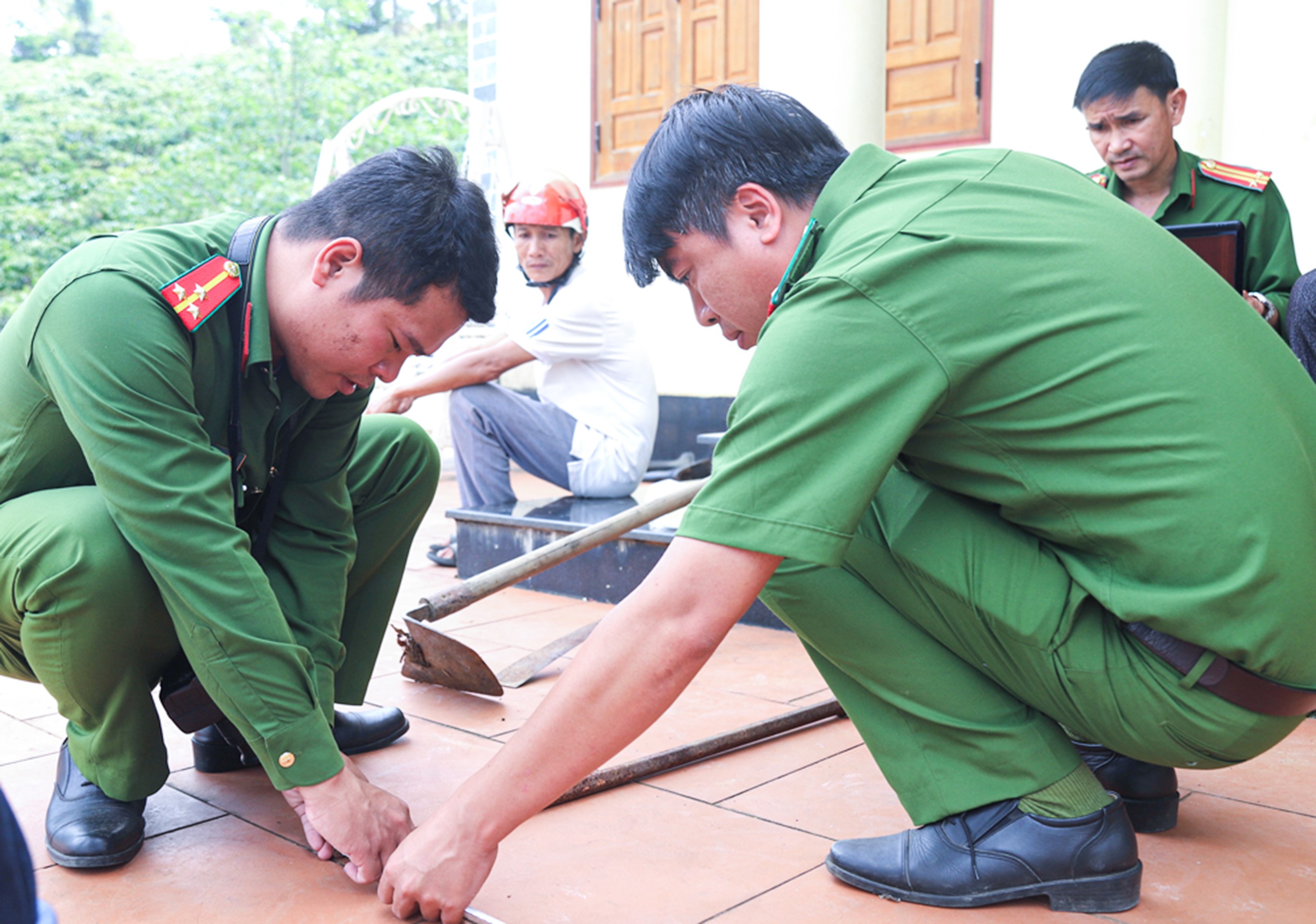 Hồ sơ điều tra - Bắt tạm giam nghi can đánh người tố giác phá rừng sau 6 tháng gây án (Hình 3).