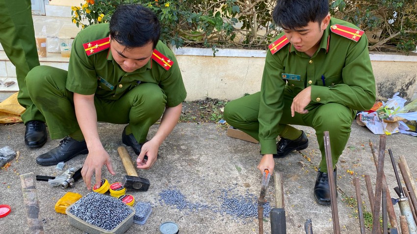 An ninh - Hình sự - Lâm Đồng: Tiêu hủy hàng trăm khẩu súng tự chế  (Hình 3).