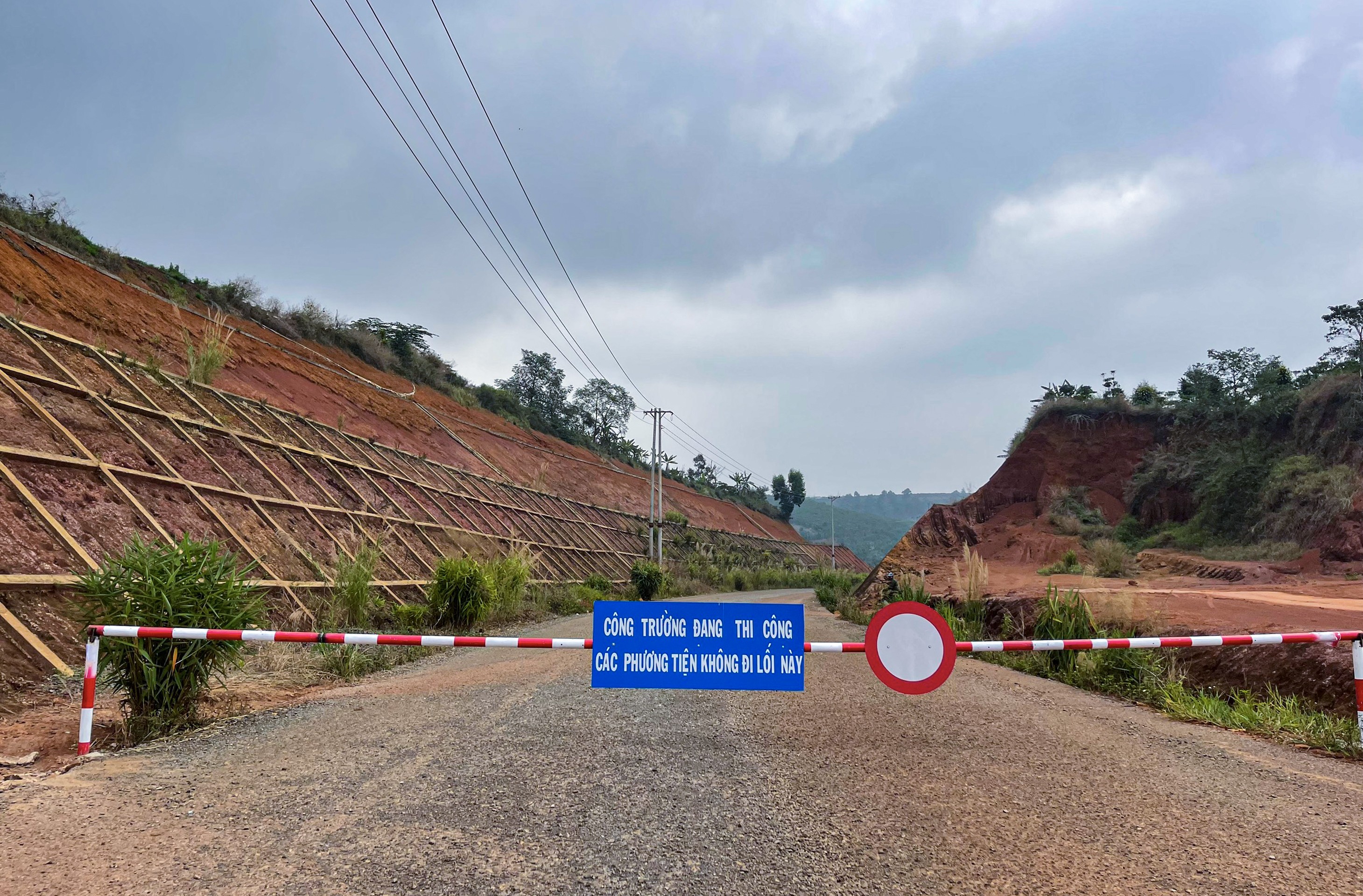 Dân sinh - Cấm các phương tiện lưu thông vào đường tránh phía Nam Bảo Lộc sau nhiều năm thi công (Hình 2).