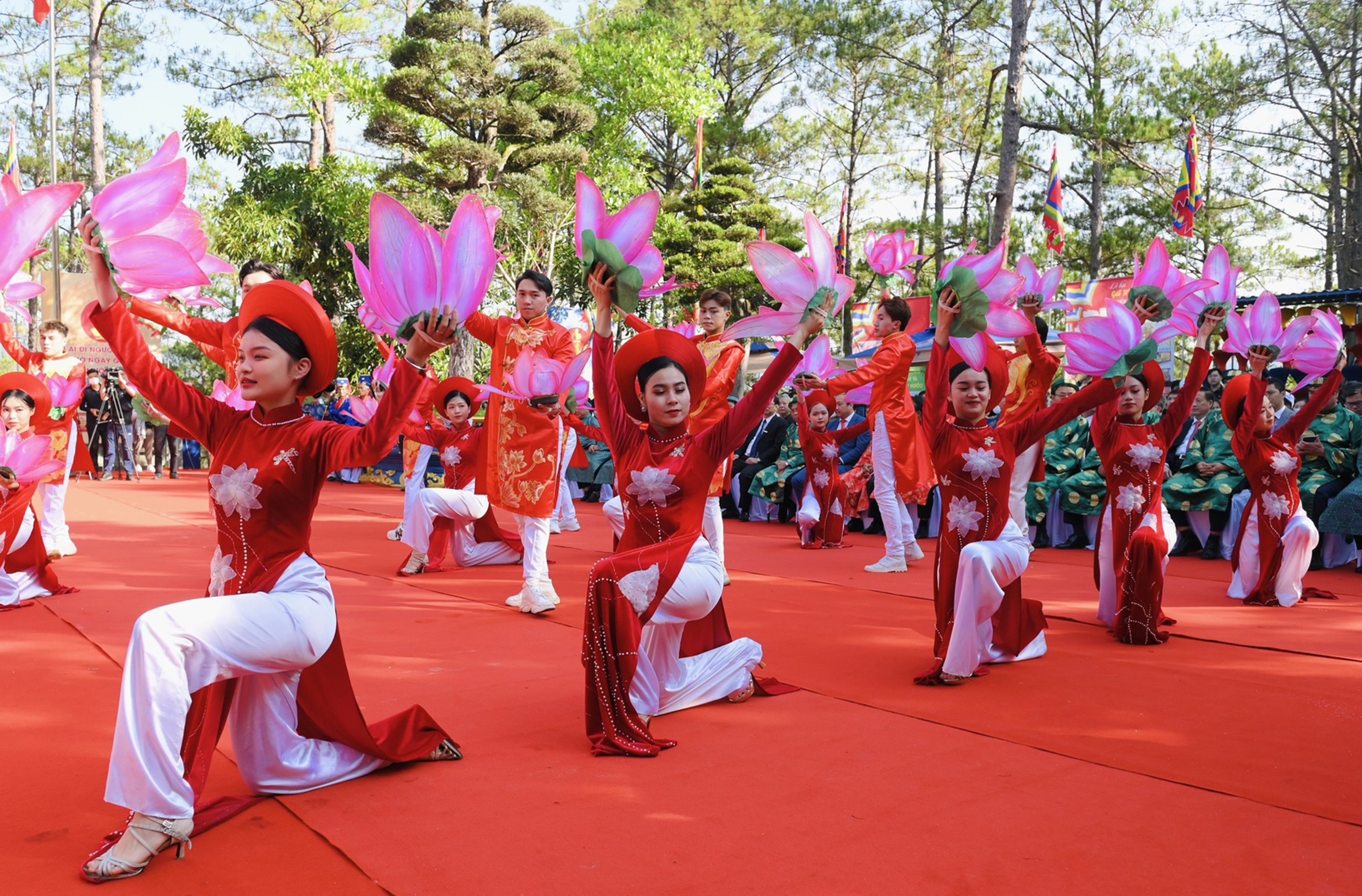 Văn hoá - Lâm Đồng: Dâng hương Giỗ tổ Hùng Vương trên núi Phượng Hoàng (Hình 4).