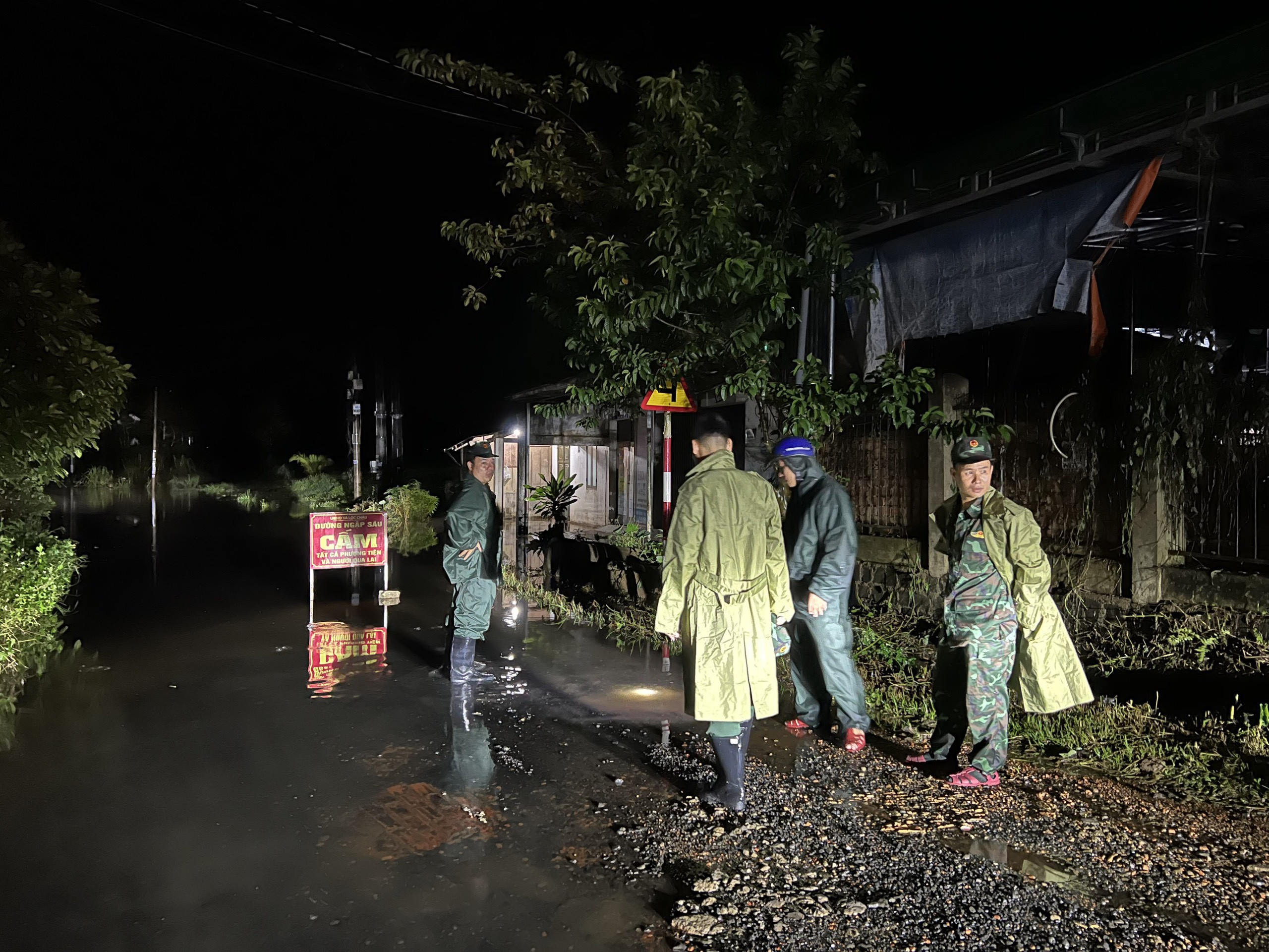 Dân sinh - Lâm Đồng: Mưa lớn, sạt lở đất vùi lấp 2 vợ chồng, 1 người tử vong