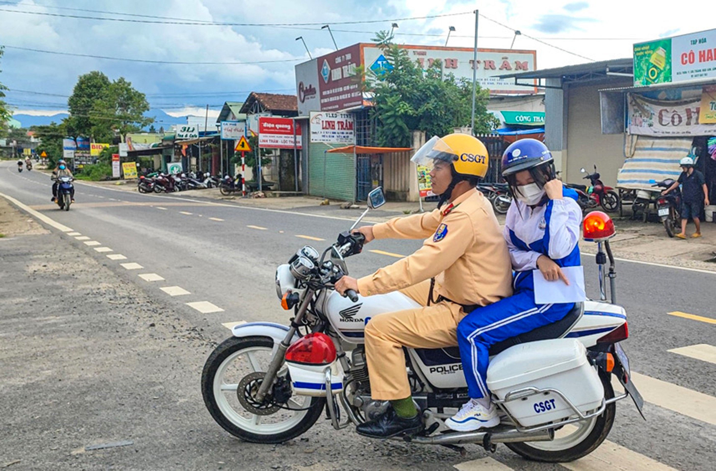 Giáo dục - Lâm Đồng: Lực lượng công an hỗ trợ các thí sinh kịp thời đến phòng thi (Hình 2).