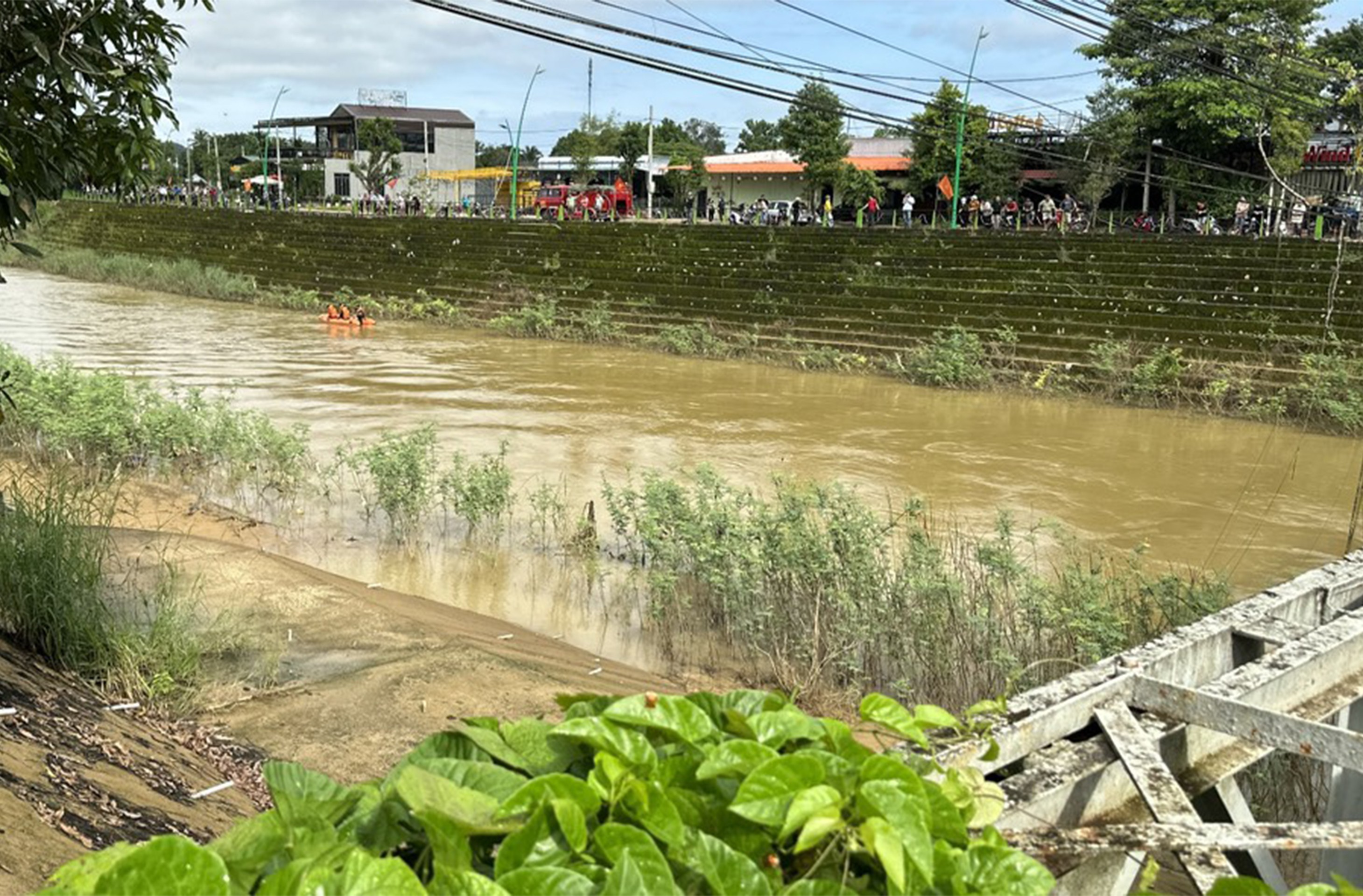 Dân sinh - Lâm Đồng: Tìm kiếm nam thanh niên rơi xuống sông mất tích