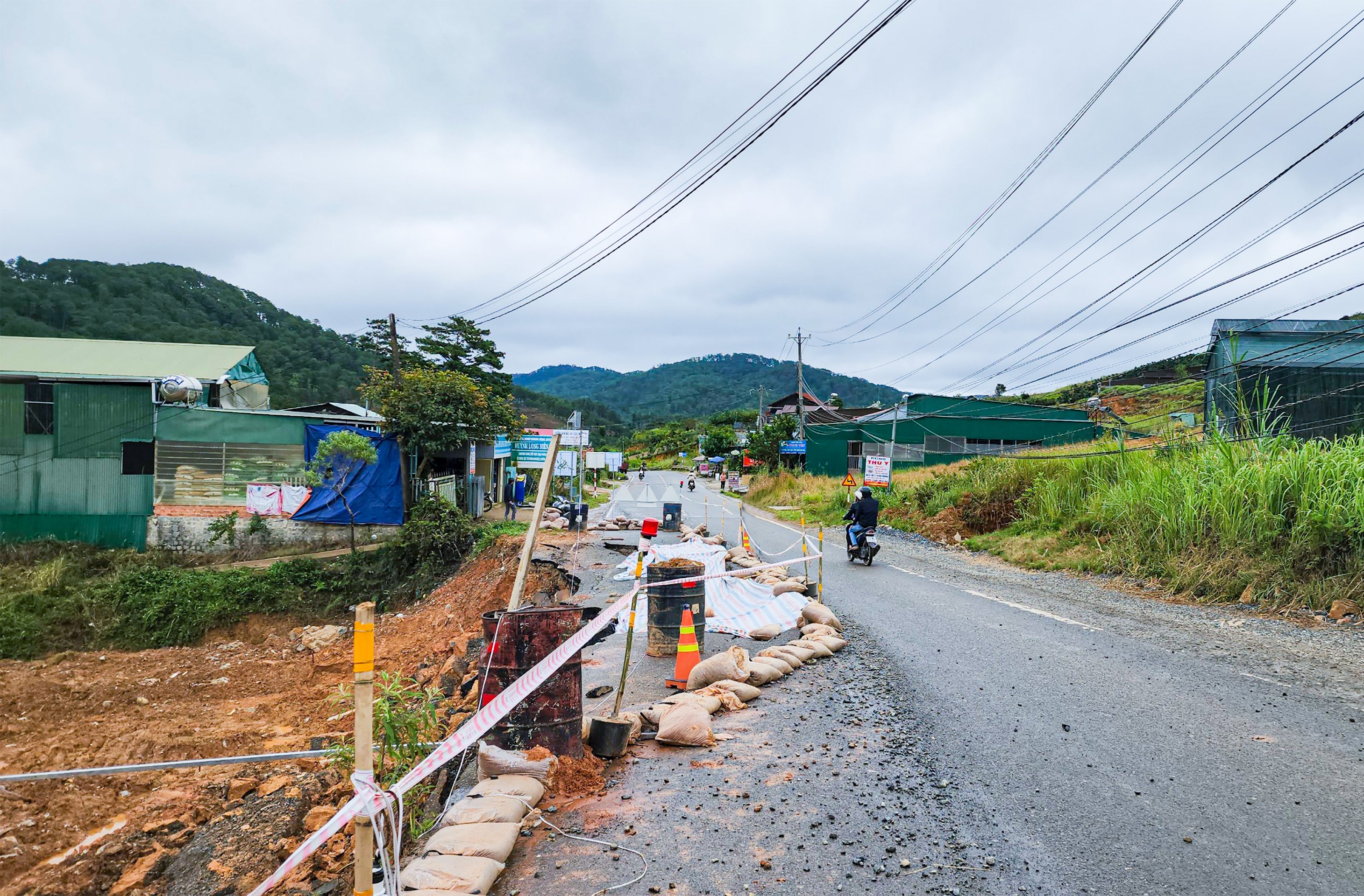 Dân sinh - Lâm Đồng: Khắc phục sạt lở trên QL27C tuyến Đà Lạt - Nha Trang (Hình 4).