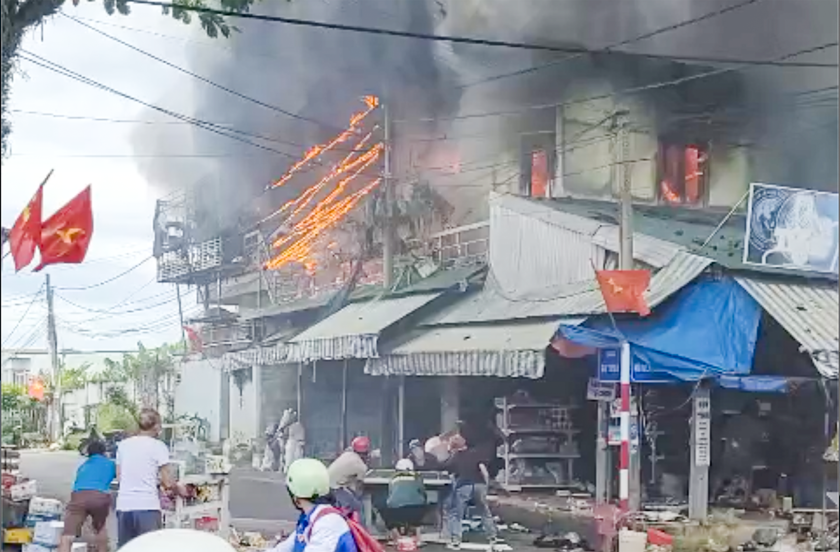 Dân sinh - Lâm Đồng: Kịp thời khống chế đám cháy ki ốt trong khu vực chợ (Hình 2).
