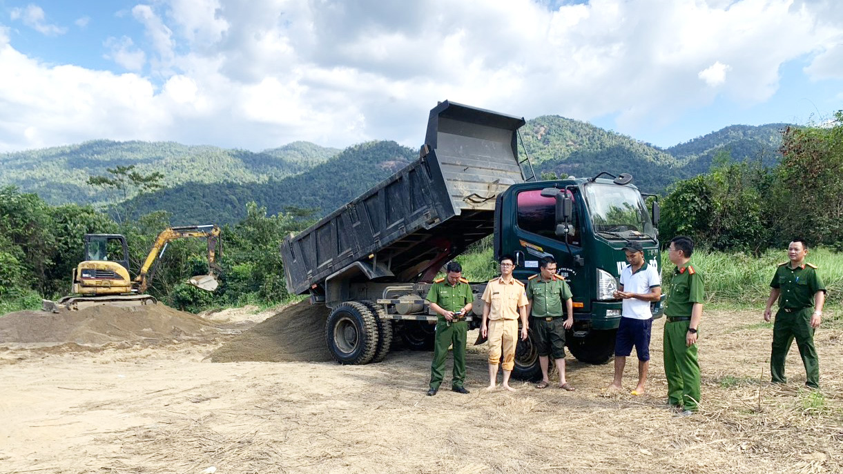 An ninh - Hình sự - Lâm Đồng: Tạm giữ các phương tiện khai thác cát lậu trên suối Đạ M’ri (Hình 2).