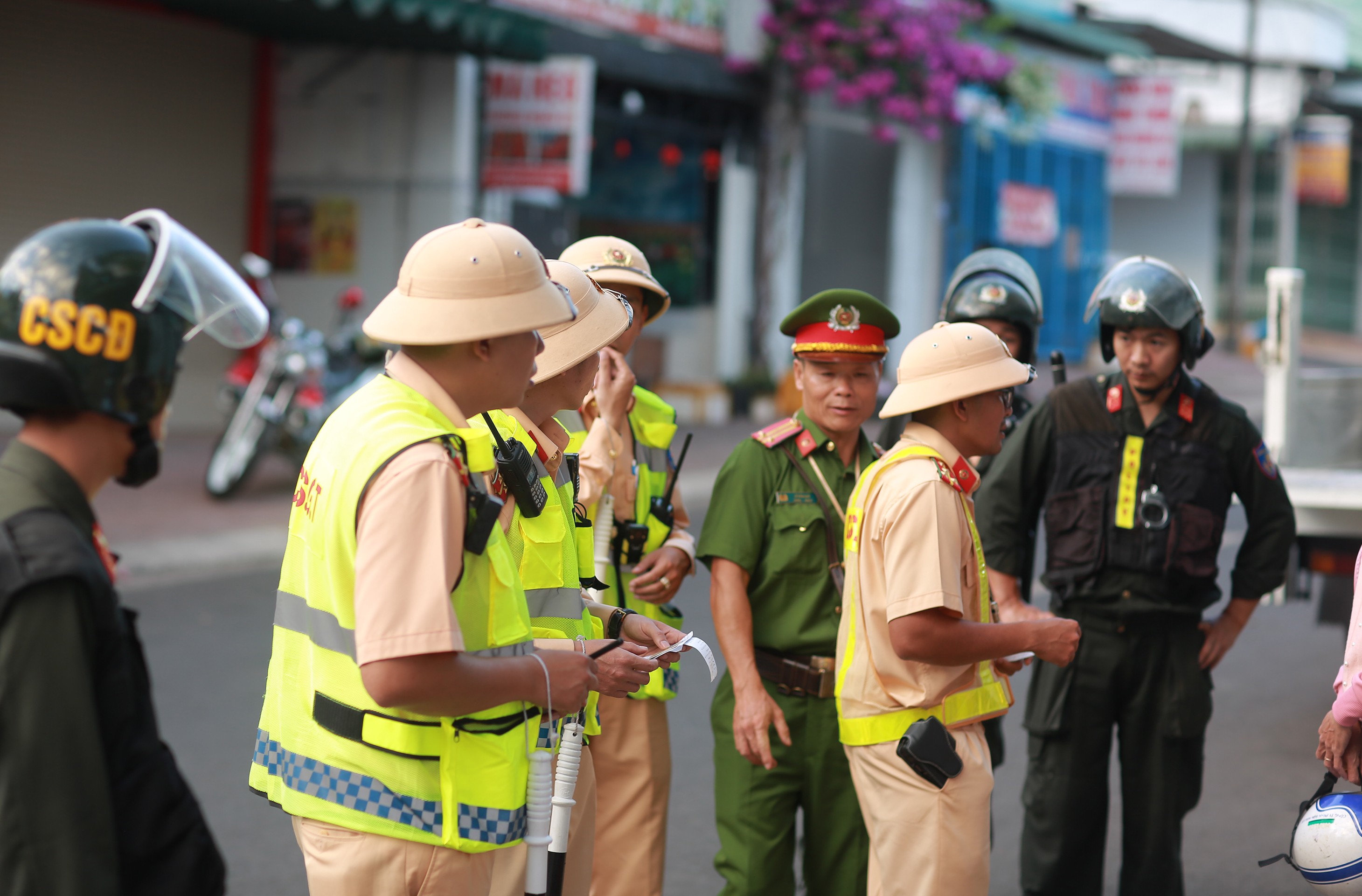 Dân sinh - Lâm Đồng: Lực lượng CSGT xuyên Tết kiểm tra nồng độ cồn  (Hình 7).