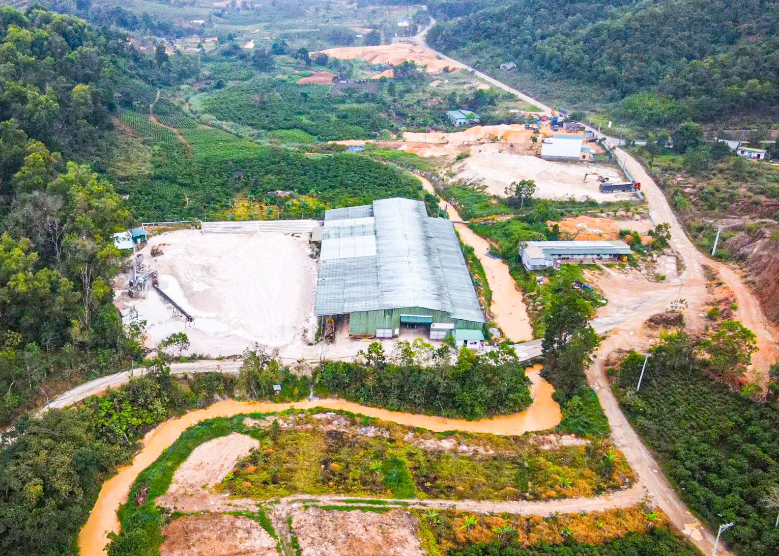 Môi trường - Lâm Đồng: Công ty khai thác cao lanh bị phạt gần 700 triệu đồng