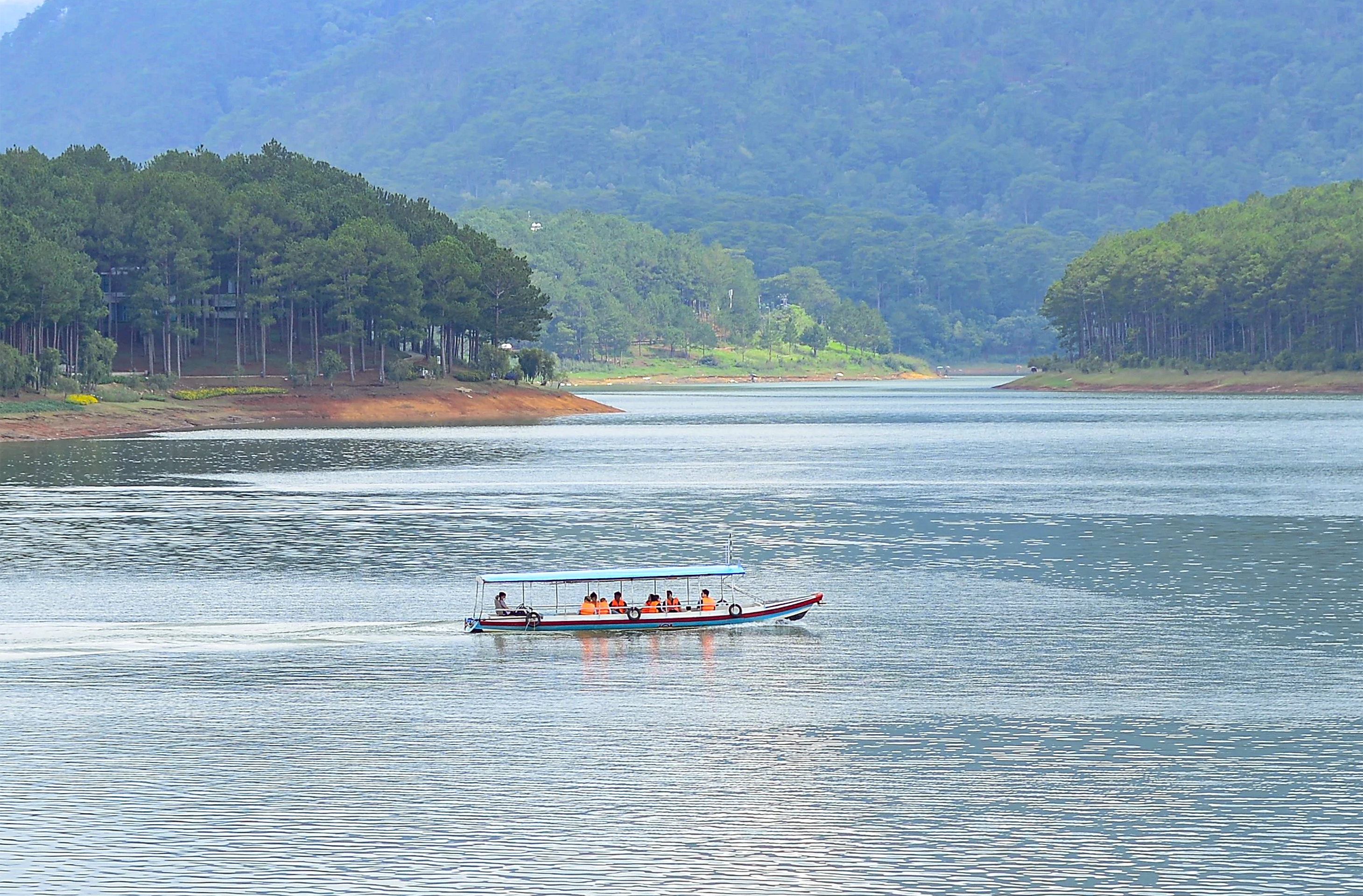 Dân sinh - Bất chấp chỉ đạo của UBND tỉnh Lâm Đồng, du thuyền vẫn hoạt động trên hồ Tuyền Lâm (Hình 7).